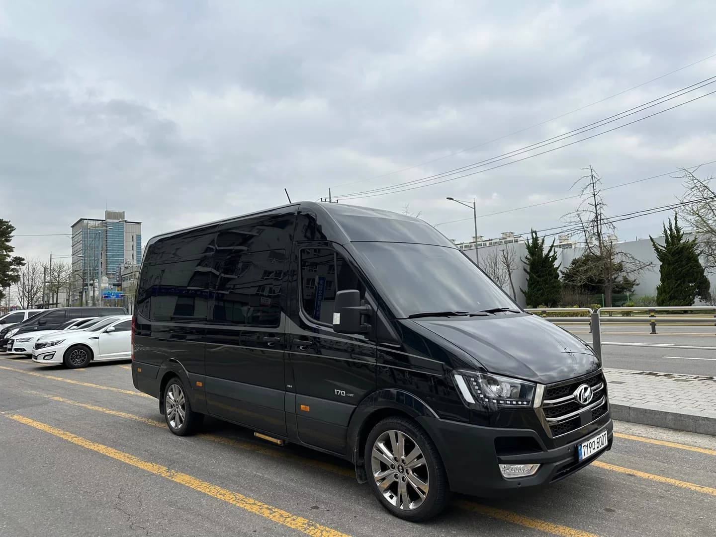 Hyundai H1 15-seater Luxury, 2021 г. 39136 км. — фото 3
