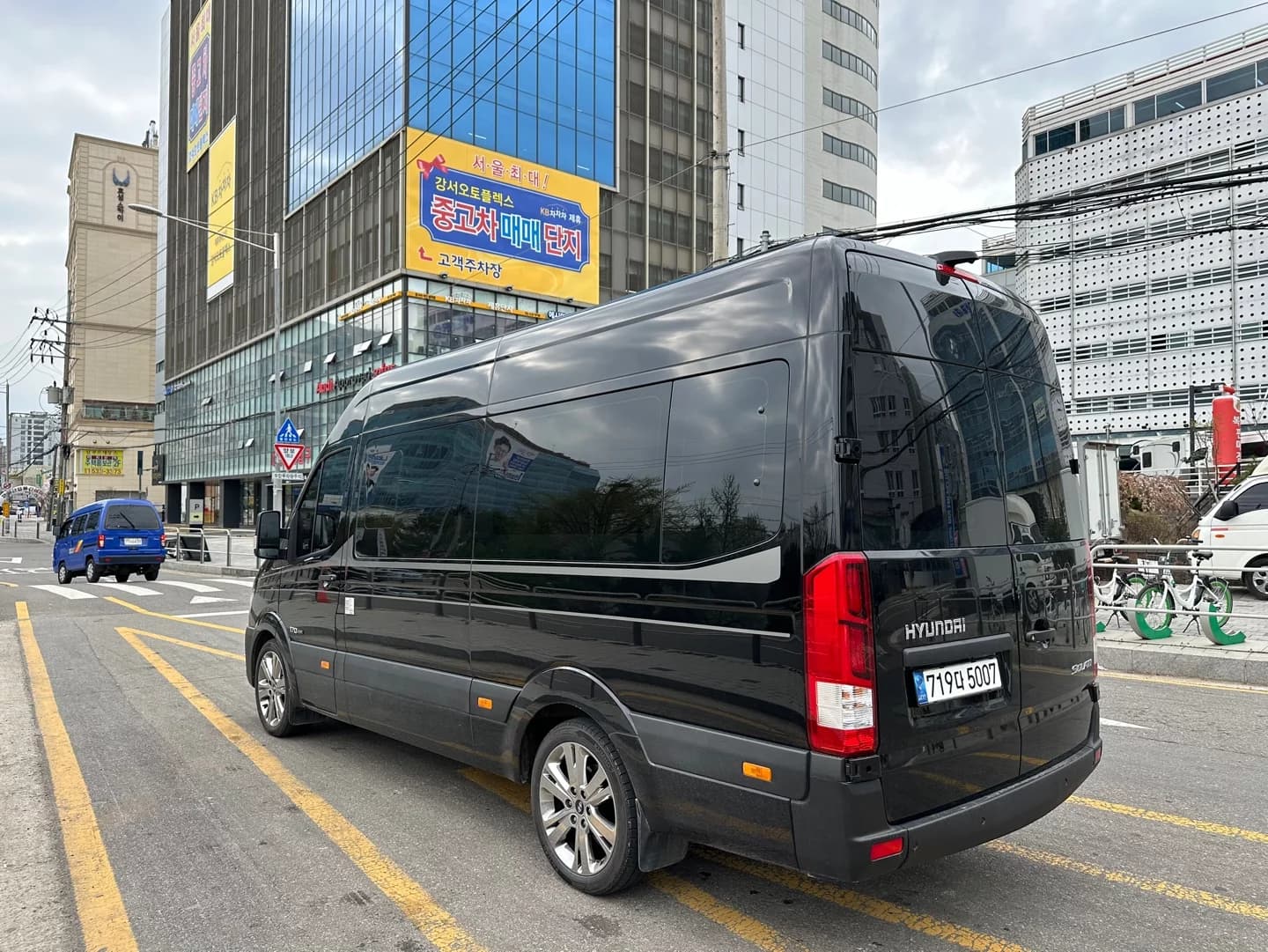 Hyundai H1 15-seater Luxury, 2021 г. 39136 км. — фото 4
