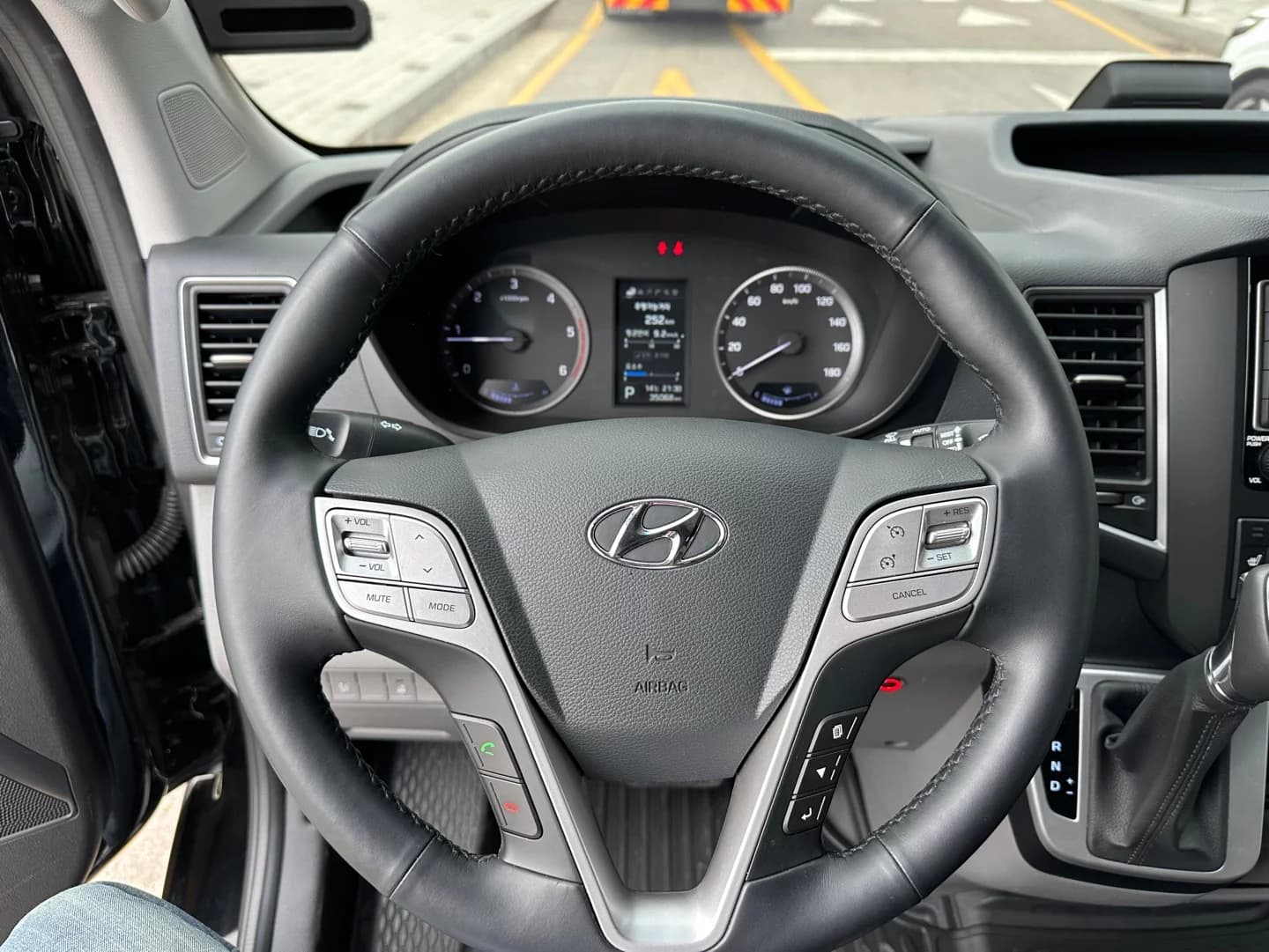 Hyundai H1 15-seater Luxury, 2021 г. 39136 км. — фото 7