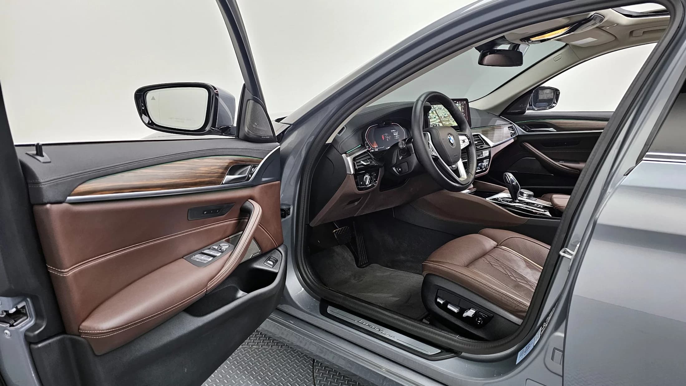 BMW 5-Series 530i xDrive Luxury, 2023 г. 48502 км. — фото 11