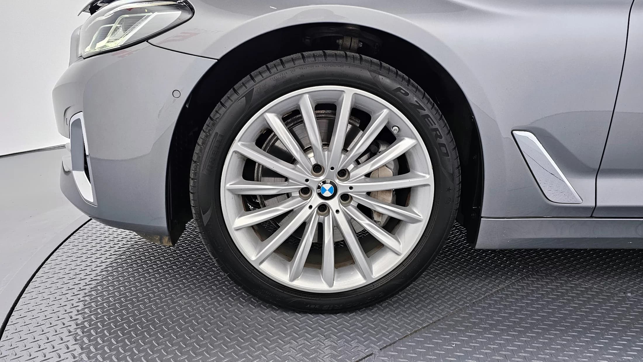 BMW 5-Series 530i xDrive Luxury, 2023 г. 48502 км. — фото 5