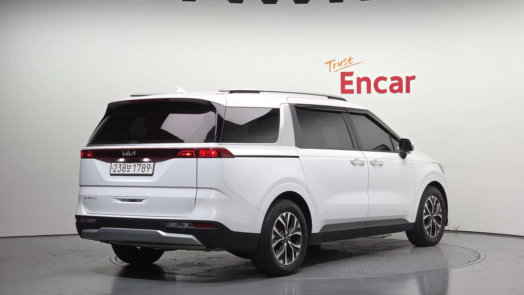 Kia Carnival 9-Seater Prestige, 2023 г. 71870 км. — фото 2