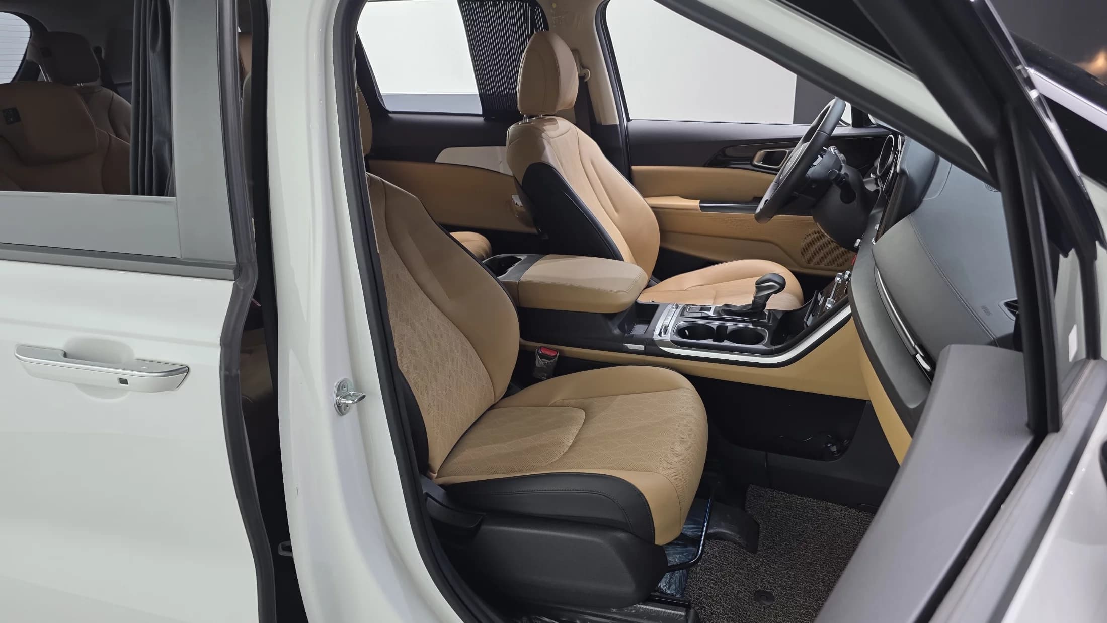 Kia Carnival 9-Seater Prestige, 2023 г. 71870 км. — фото 12