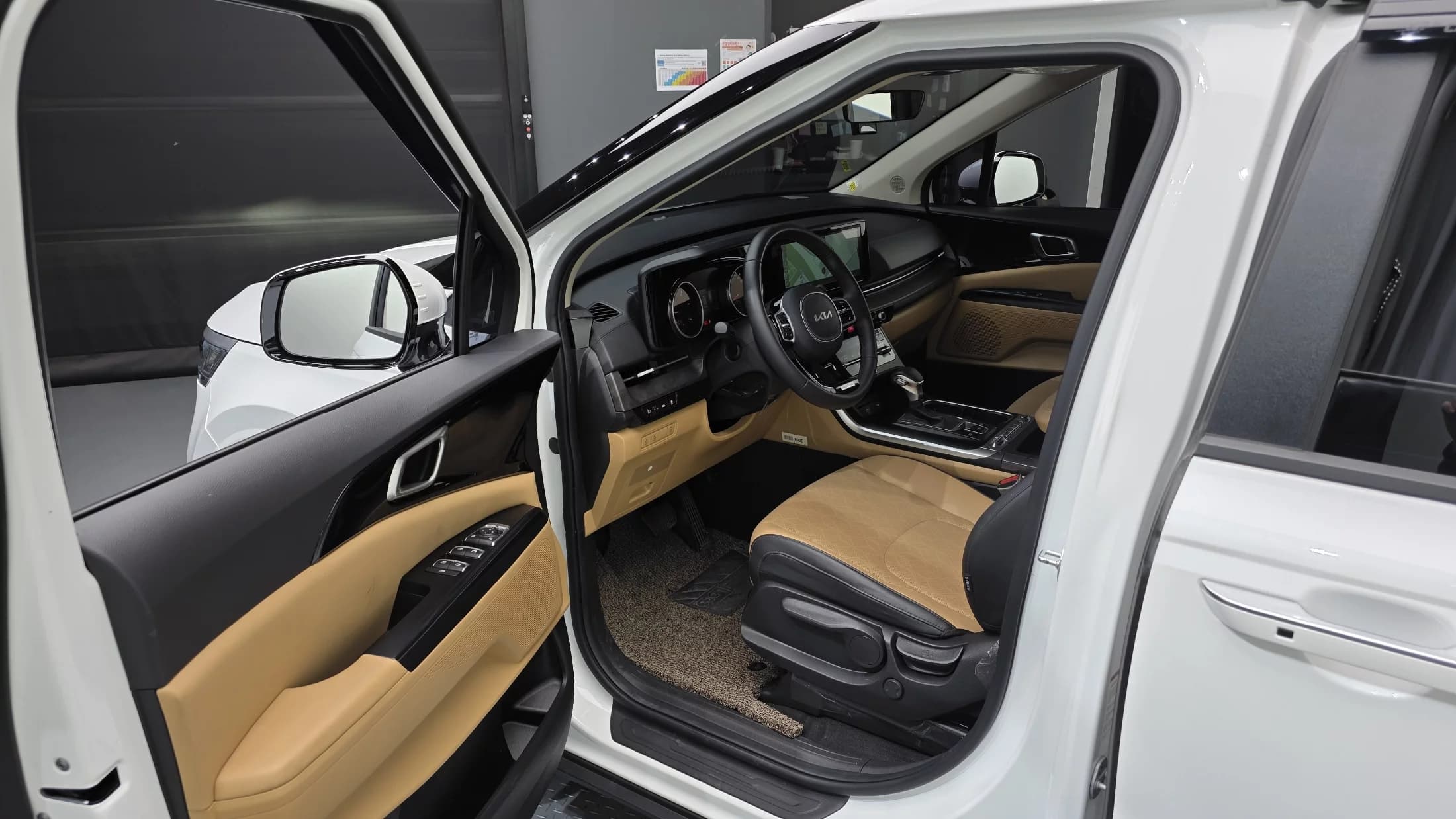 Kia Carnival 9-Seater Prestige, 2023 г. 71870 км. — фото 10
