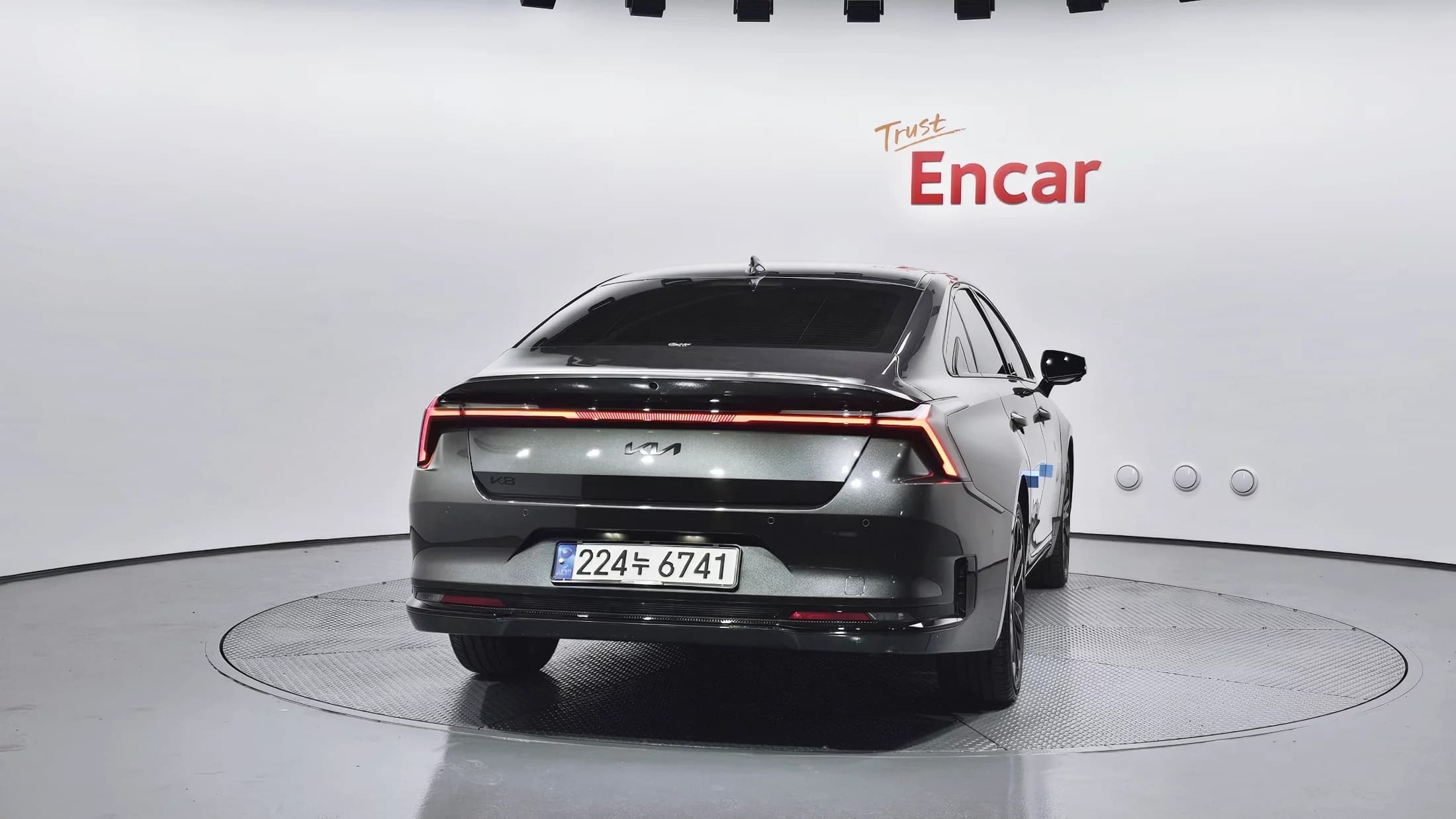 Kia K8 Signature Black, гибрид, 2025 г. 9367 км. — фото 4