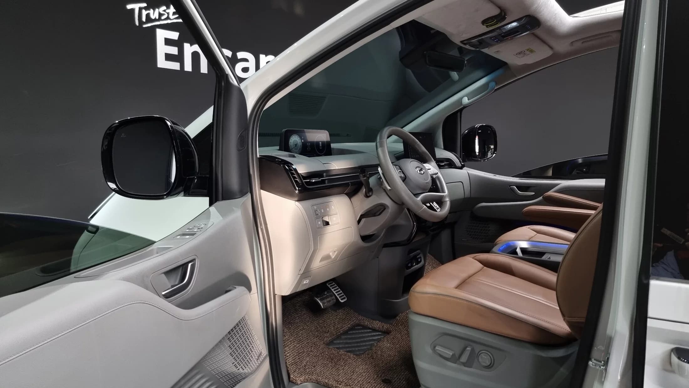 Hyundai Staria 4WD Lounge 7-Seater Inspiration, 2023 г. 31821 км. — фото 11