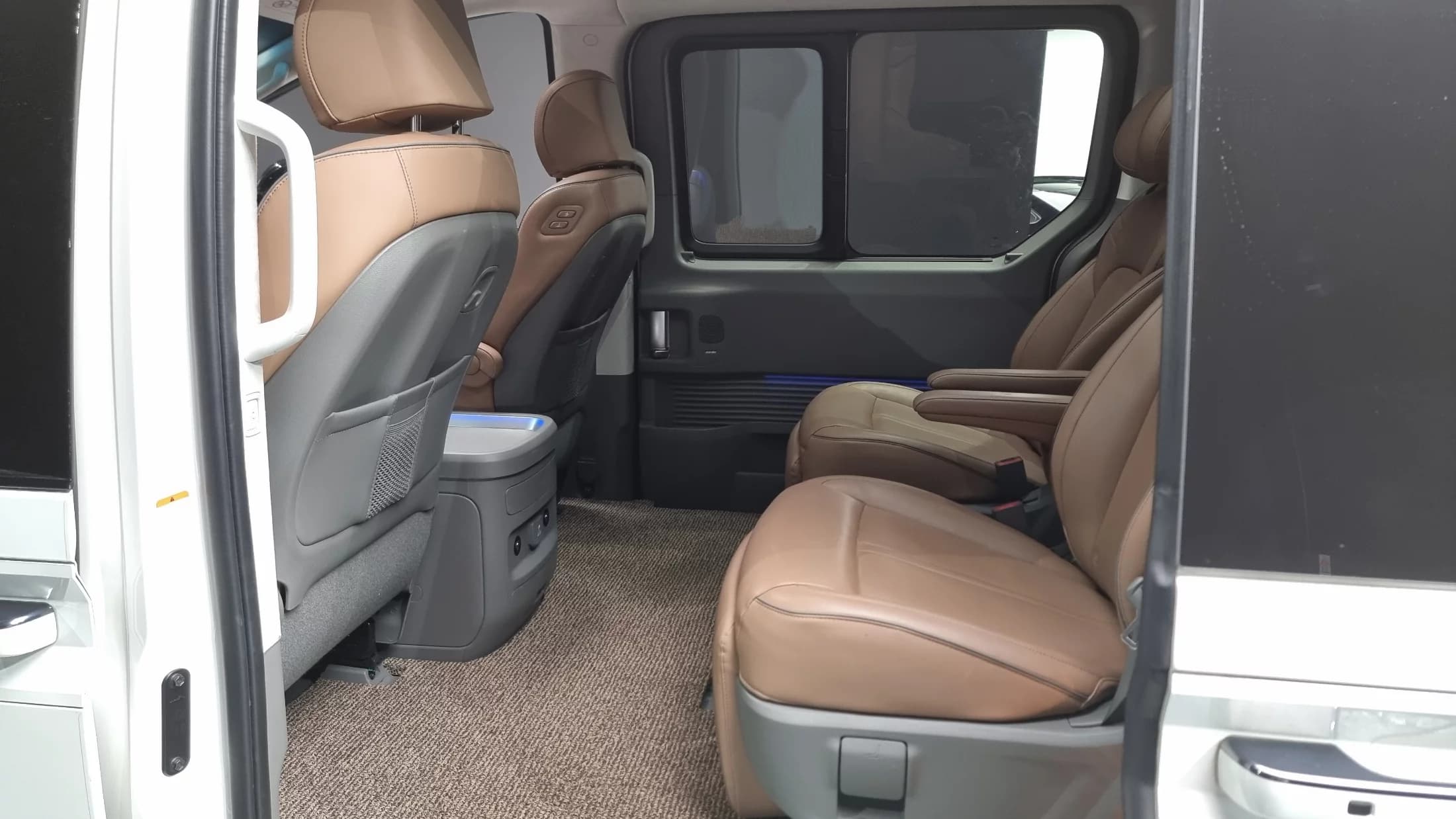 Hyundai Staria 4WD Lounge 7-Seater Inspiration, 2023 г. 31821 км. — фото 12