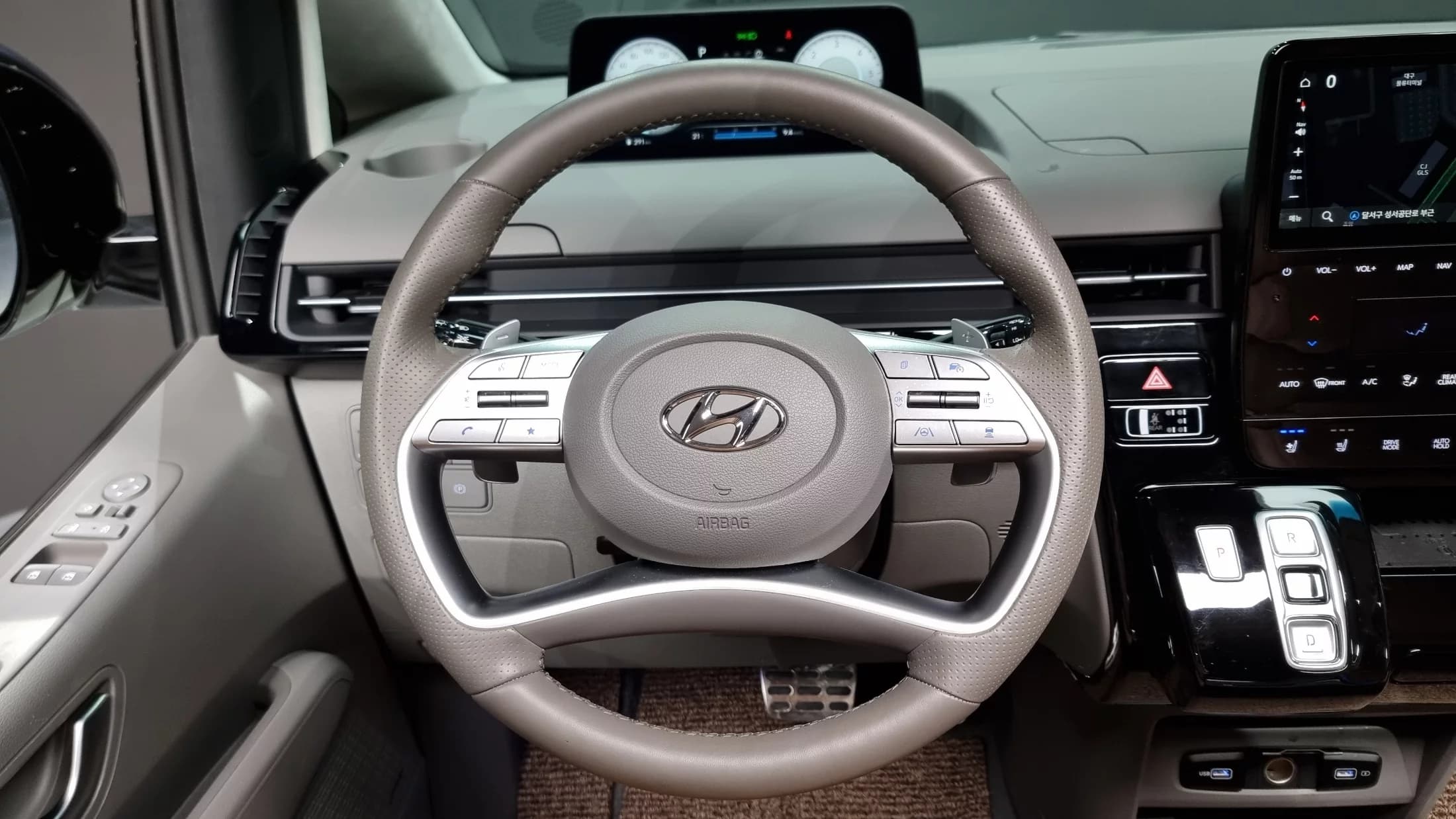 Hyundai Staria 4WD Lounge 7-Seater Inspiration, 2023 г. 31821 км. — фото 13