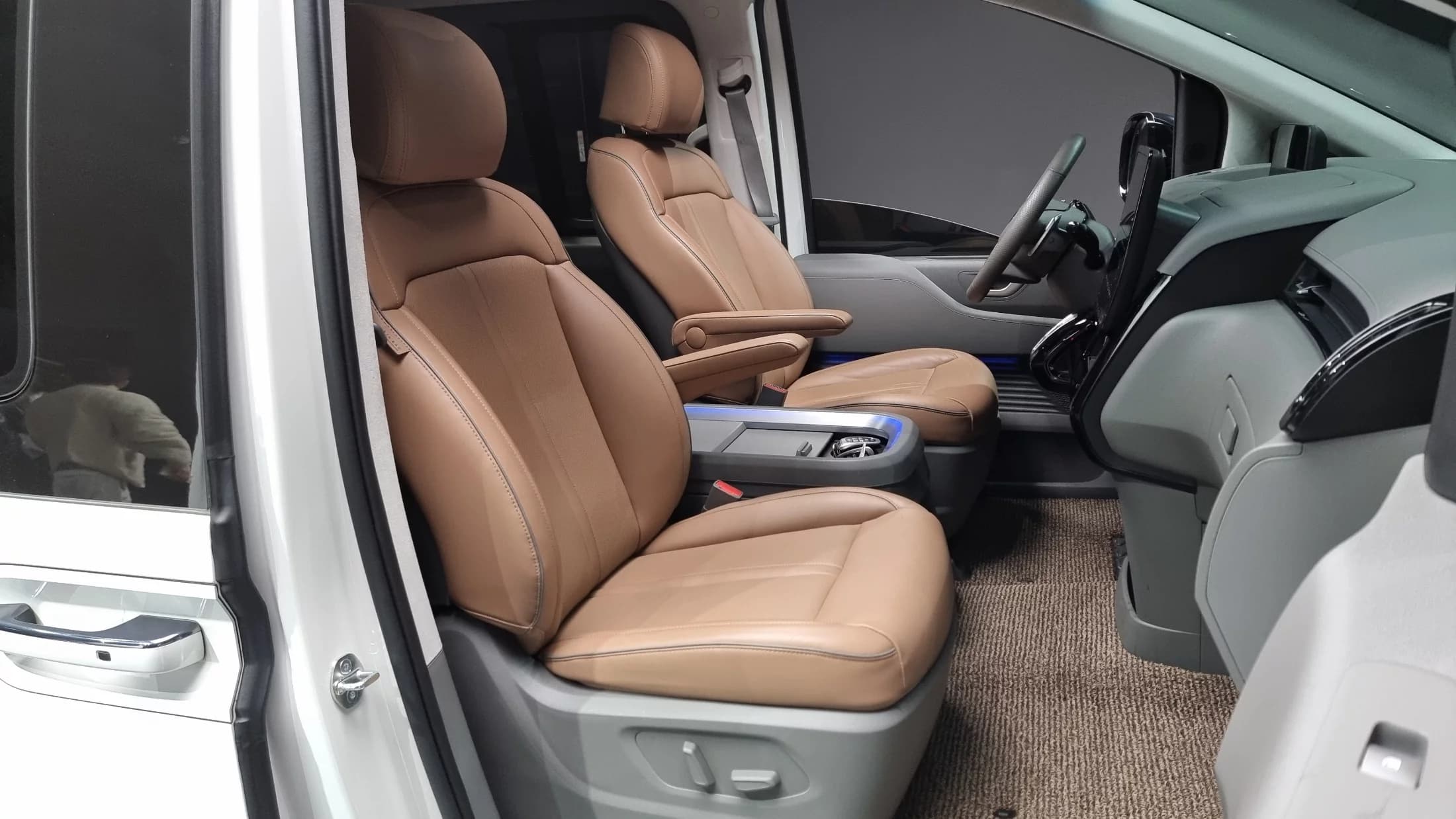 Hyundai Staria 4WD Lounge 7-Seater Inspiration, 2023 г. 31821 км. — фото 10