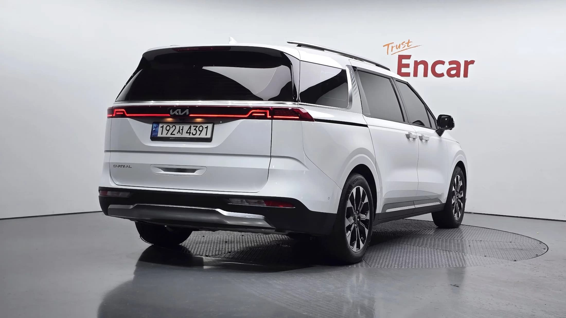Kia Carnival 9-Seater Signature, 2023 г. 17282 км. — фото 2