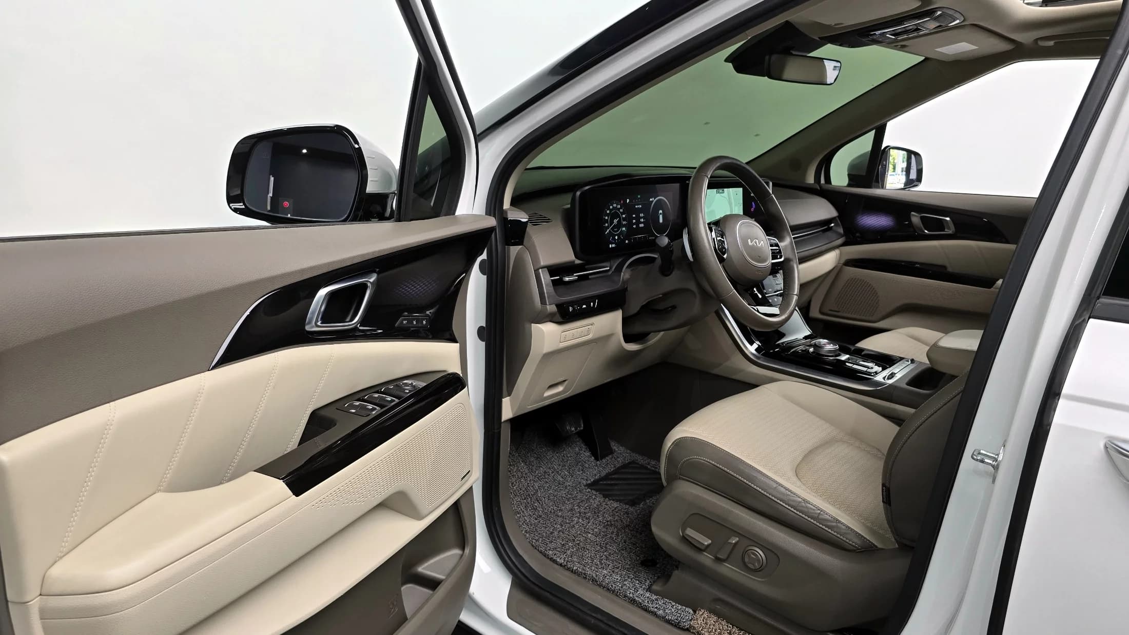 Kia Carnival 9-Seater Signature, 2023 г. 17282 км. — фото 11