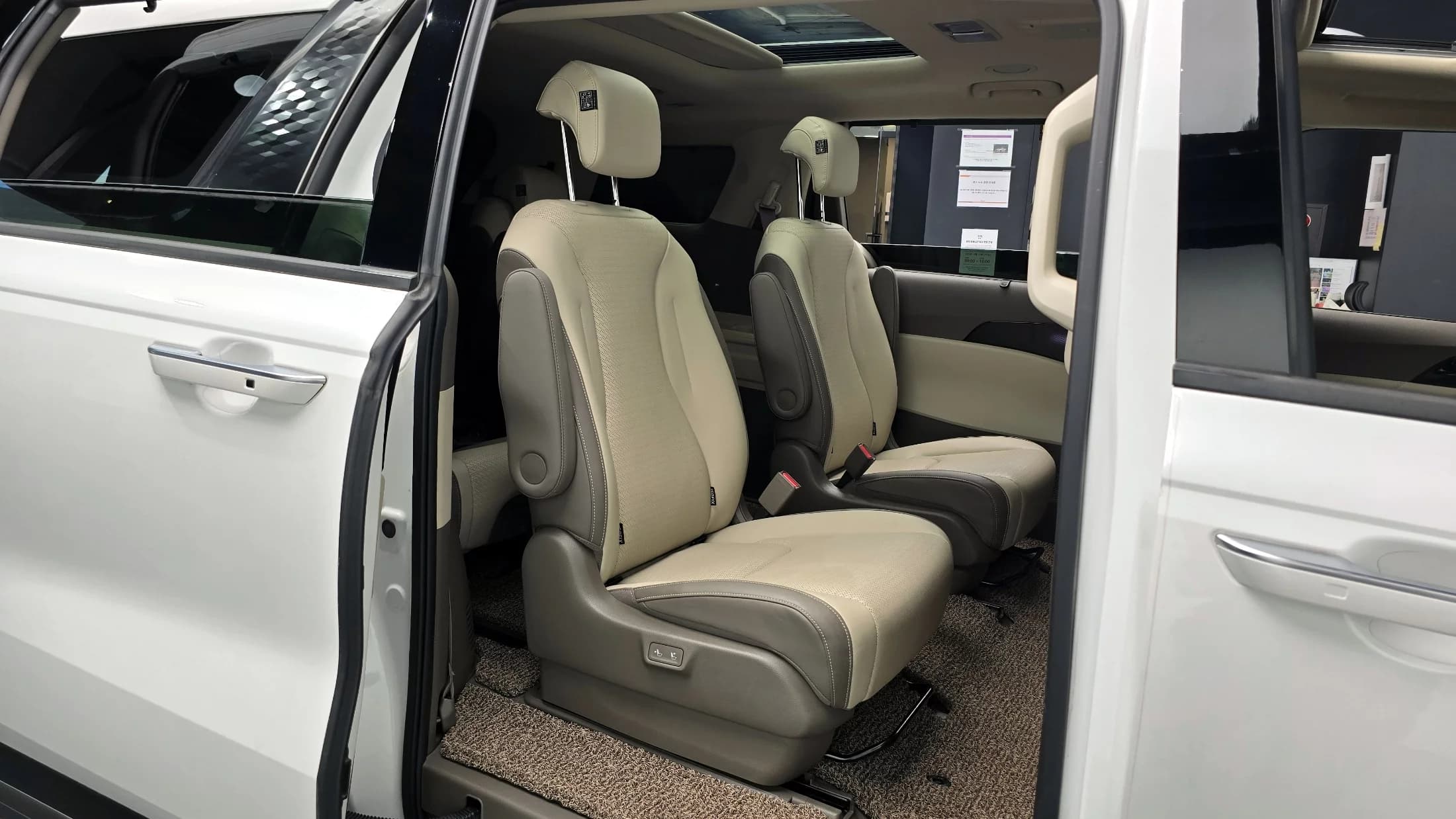 Kia Carnival 9-Seater Signature, 2023 г. 17282 км. — фото 12