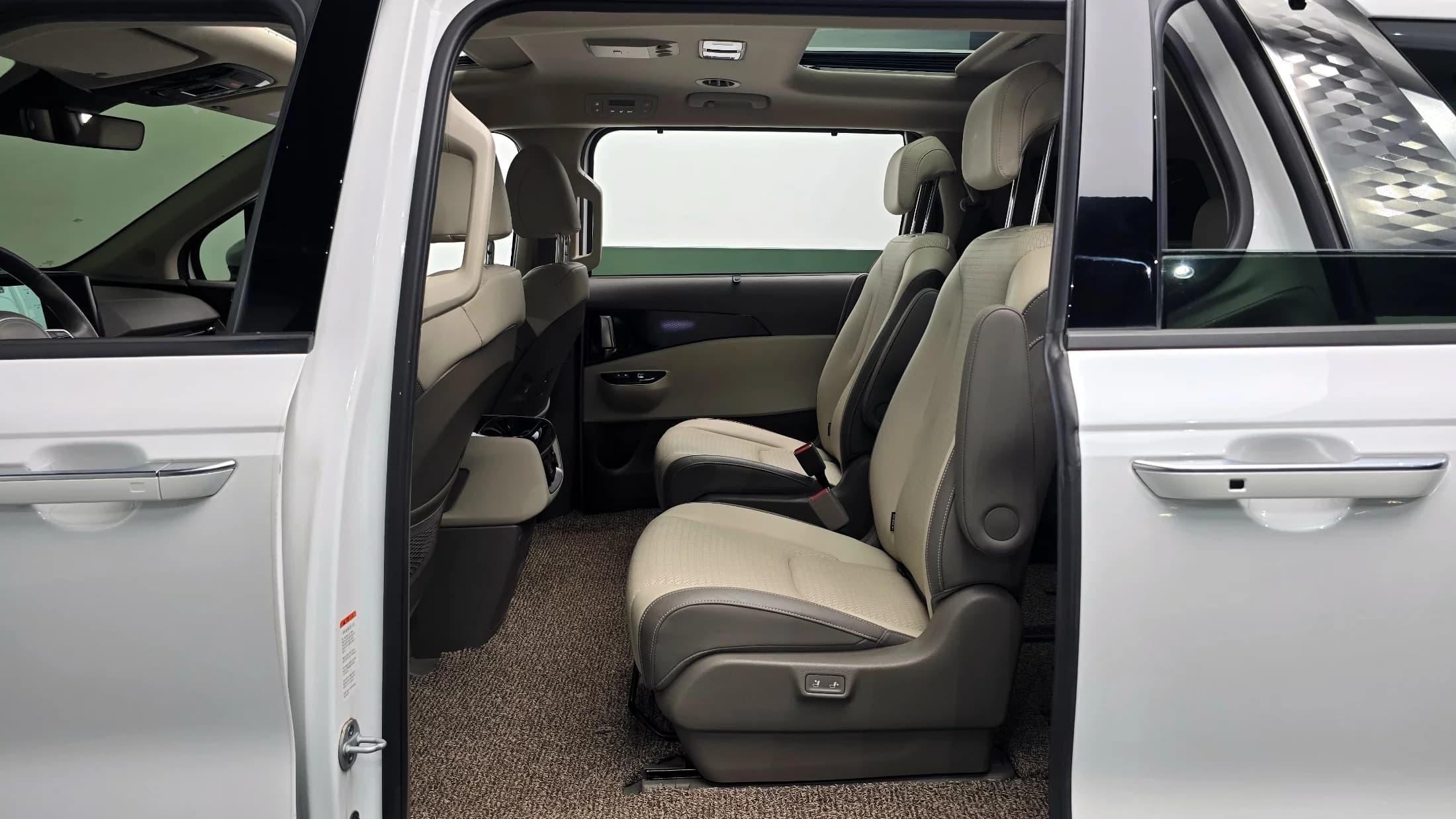 Kia Carnival 9-Seater Signature, 2023 г. 17282 км. — фото 13