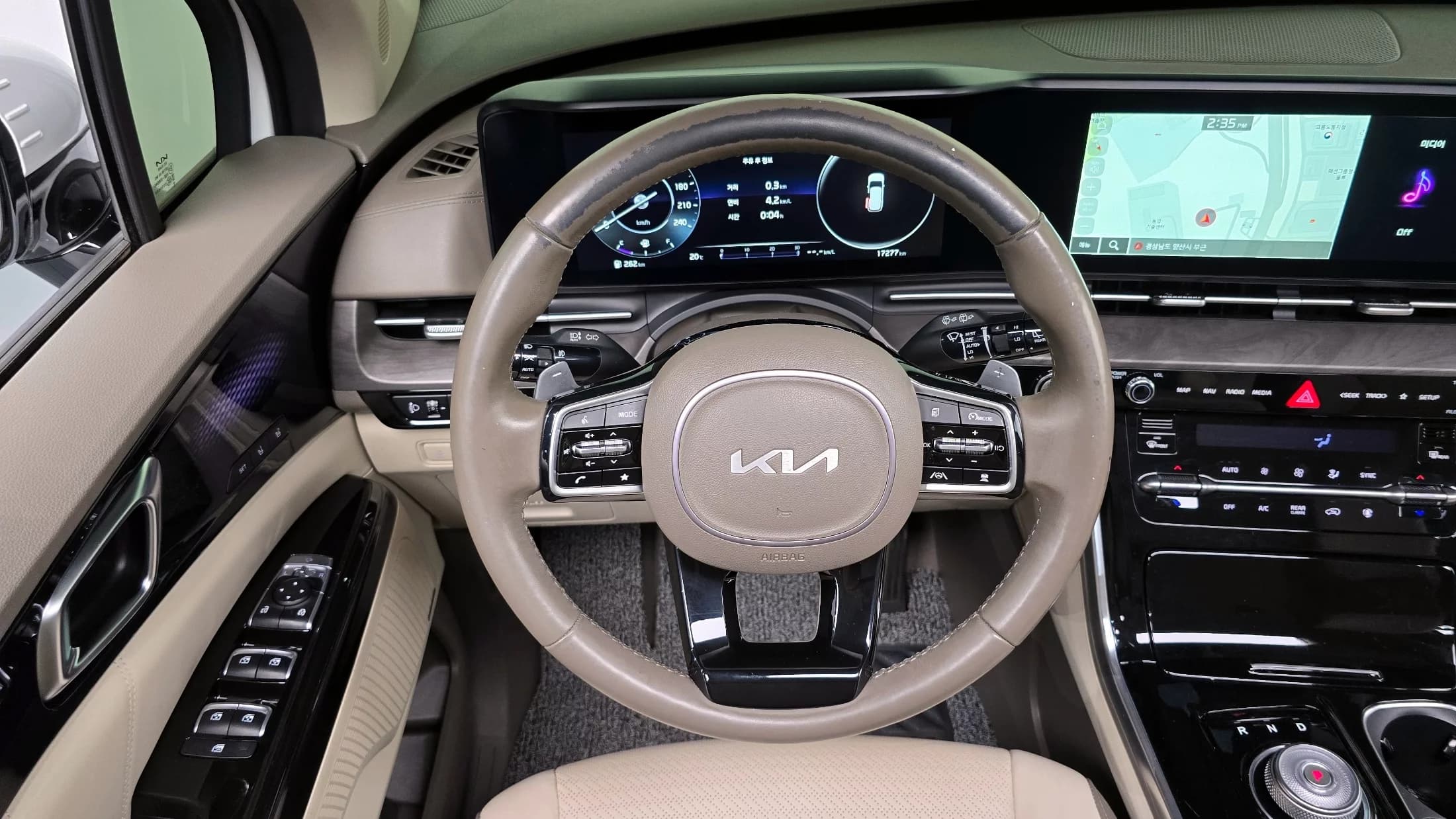 Kia Carnival 9-Seater Signature, 2023 г. 17282 км. — фото 14