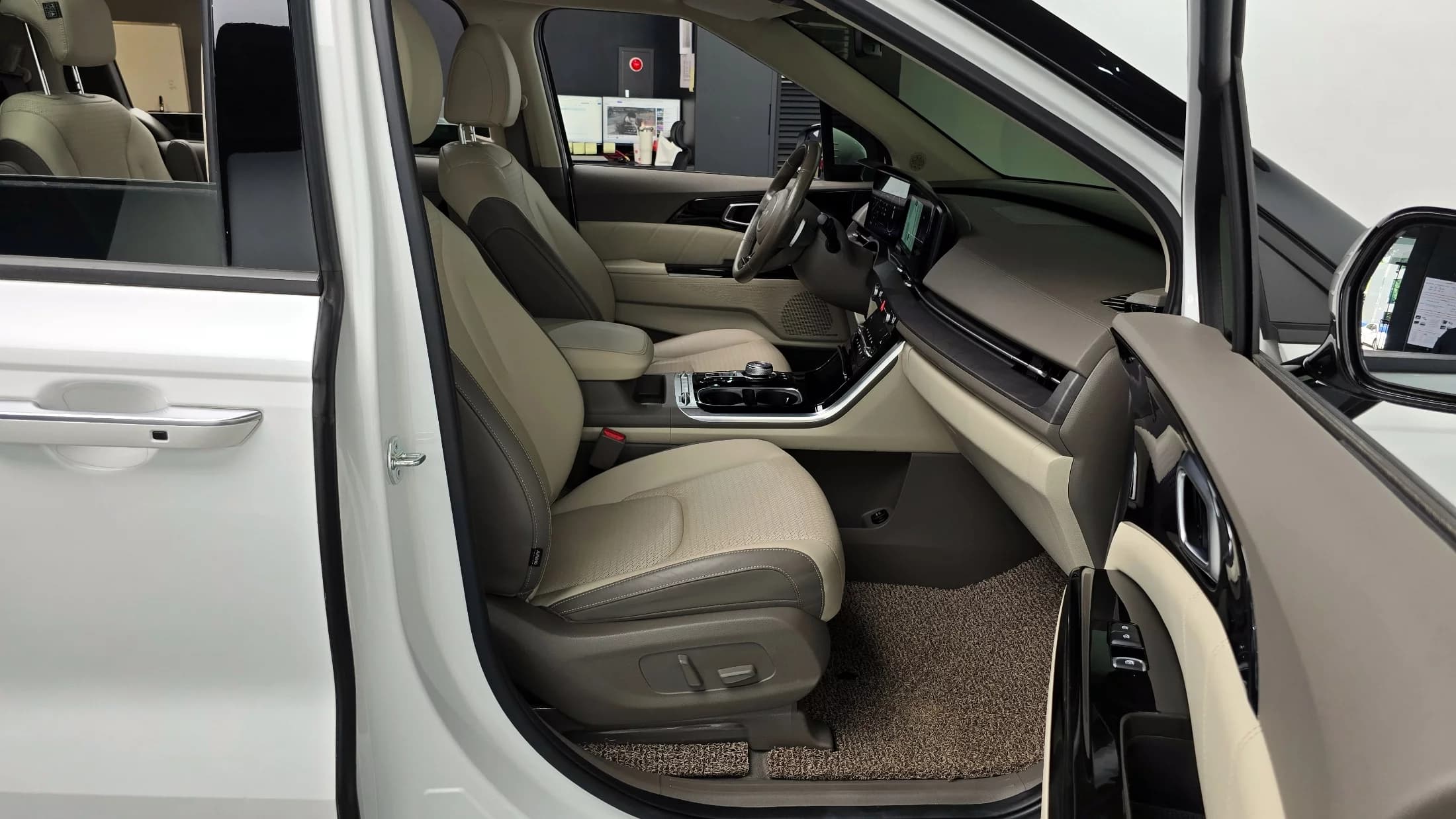 Kia Carnival 9-Seater Signature, 2023 г. 17282 км. — фото 10