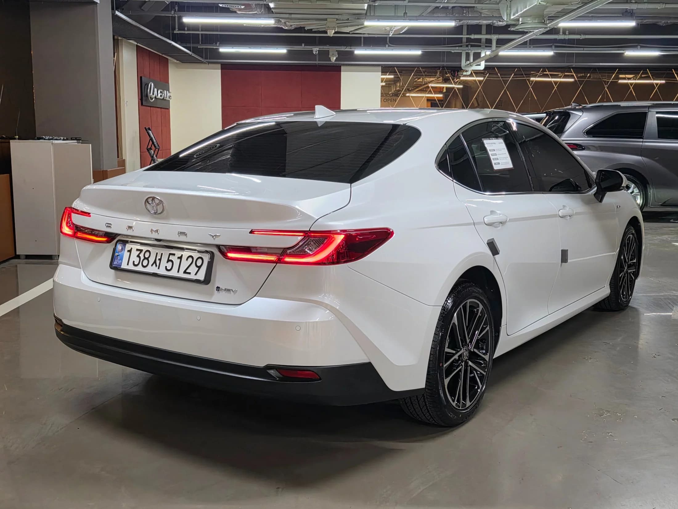 Toyota CAMRY 2.5 XLE Hybrid, гибрид, 2025 г. 8083 км. — фото 2