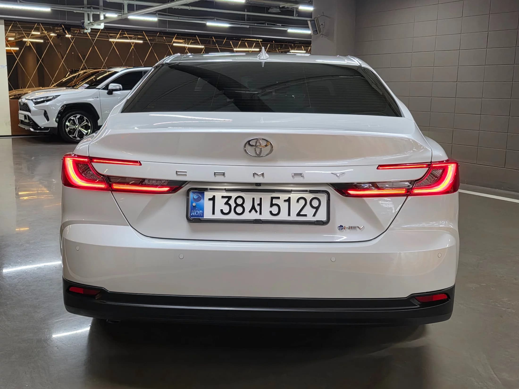 Toyota CAMRY 2.5 XLE Hybrid, гибрид, 2025 г. 8083 км. — фото 4
