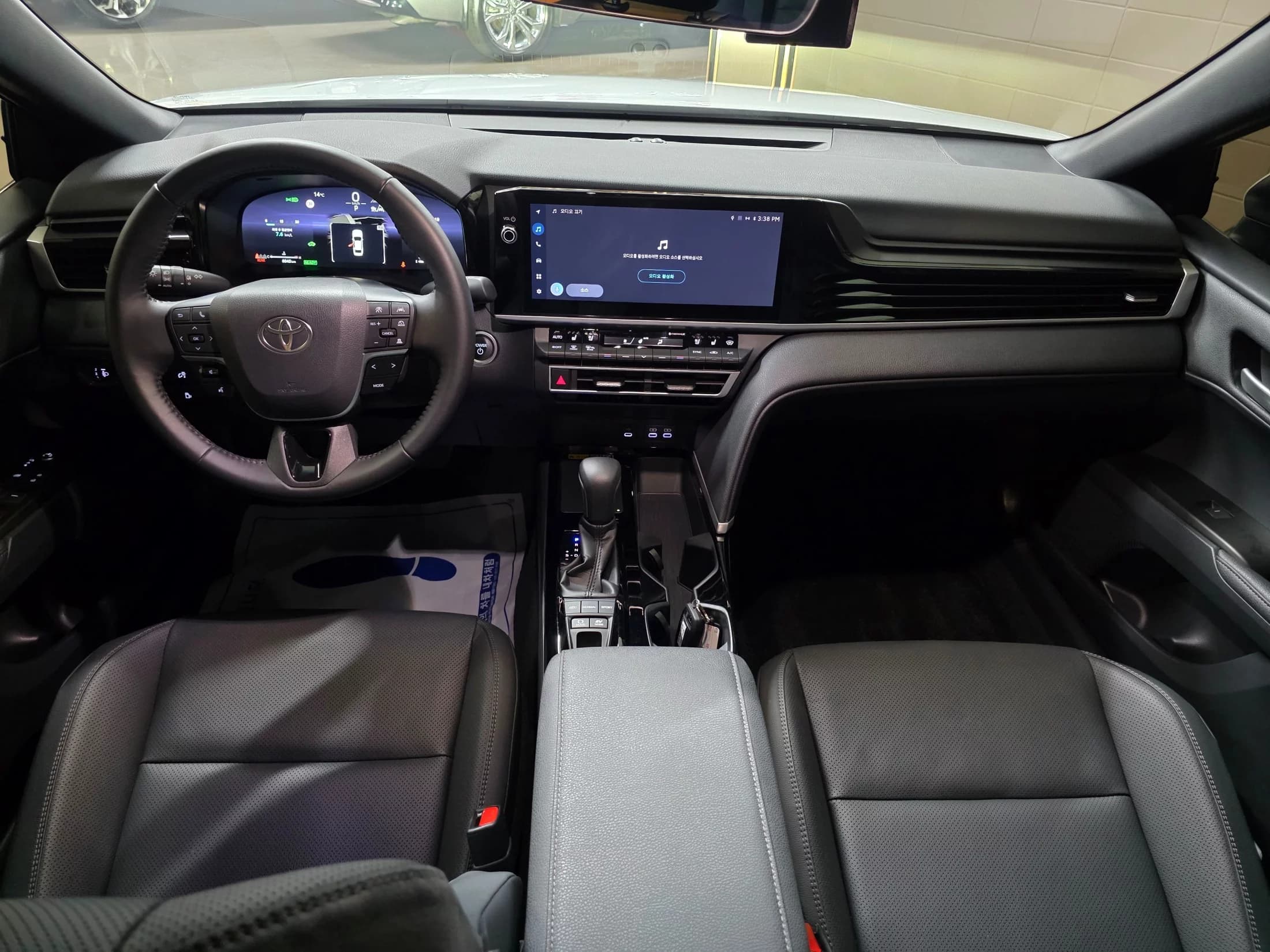 Toyota CAMRY 2.5 XLE Hybrid, гибрид, 2025 г. 8083 км. — фото 7