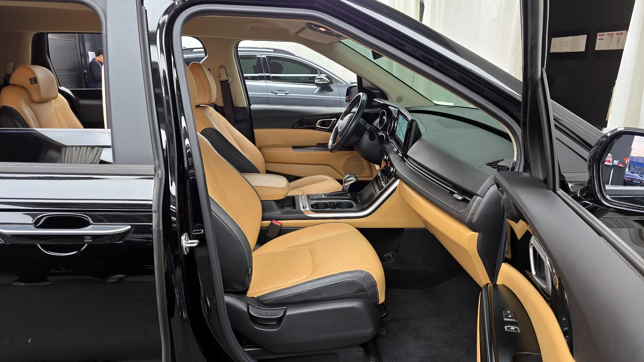 Kia Carnival 9-Seater Prestige, 2023 г. 40777 км. — фото 11