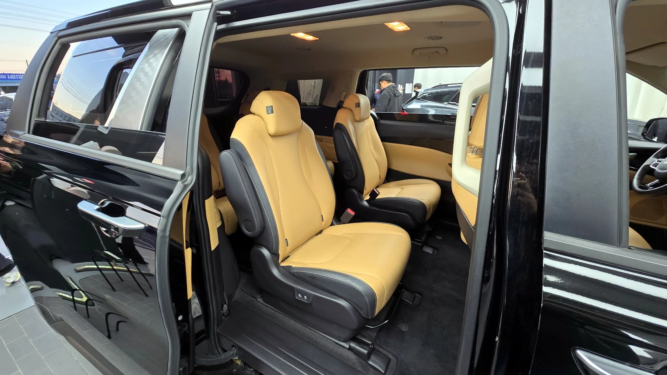 Kia Carnival 9-Seater Prestige, 2023 г. 40777 км. — фото 12