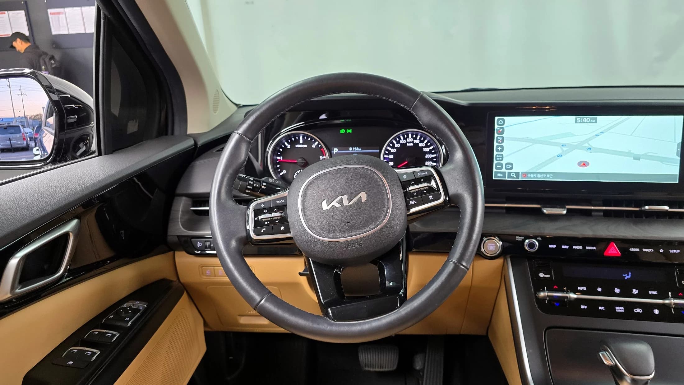 Kia Carnival 9-Seater Prestige, 2023 г. 40777 км. — фото 13