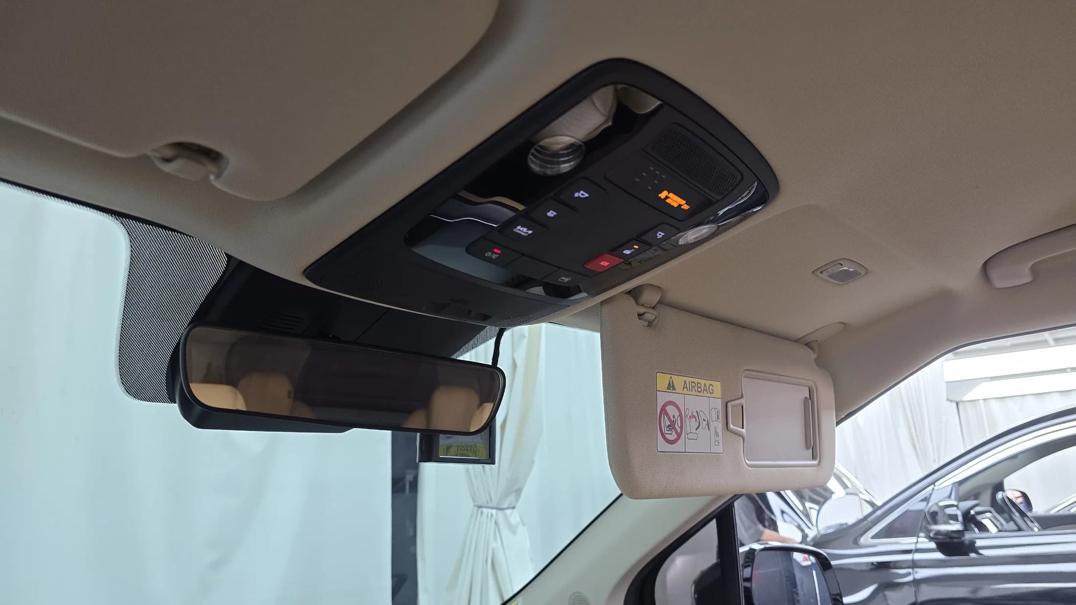 Kia Carnival 9-Seater Prestige, 2023 г. 40777 км. — фото 17