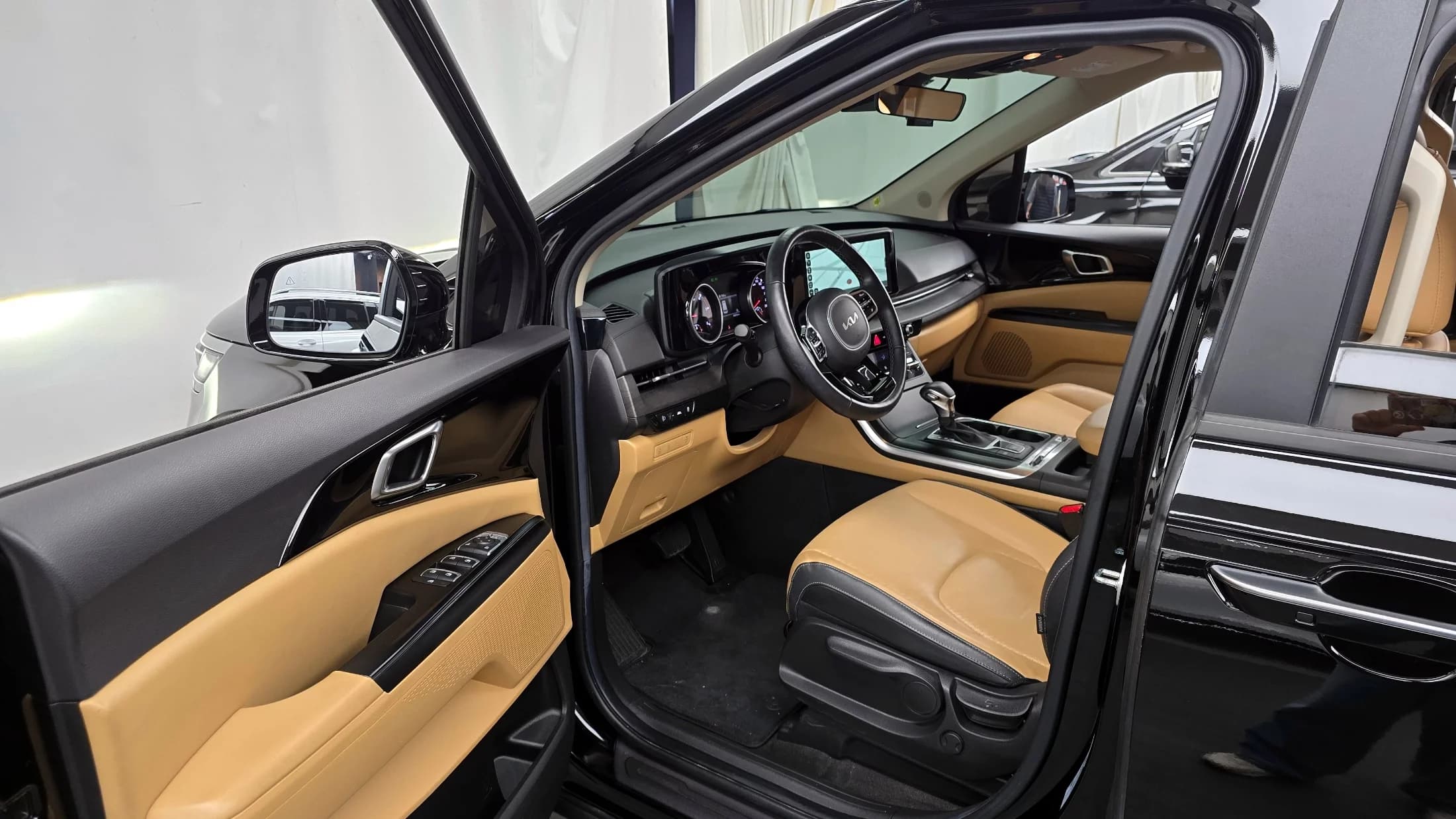 Kia Carnival 9-Seater Prestige, 2023 г. 40777 км. — фото 10