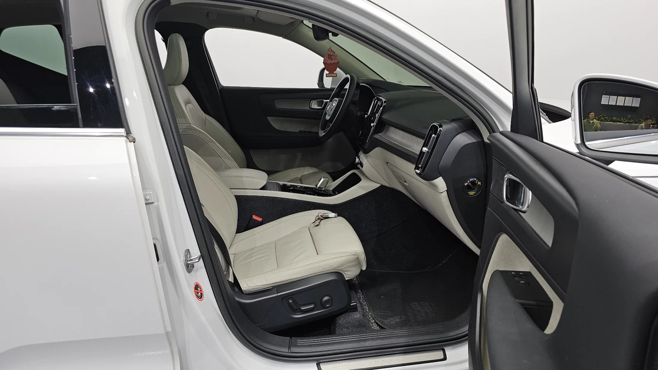 Volvo XC40 B4 Ultimate Bright, 2022 г. 31338 км. — фото 11