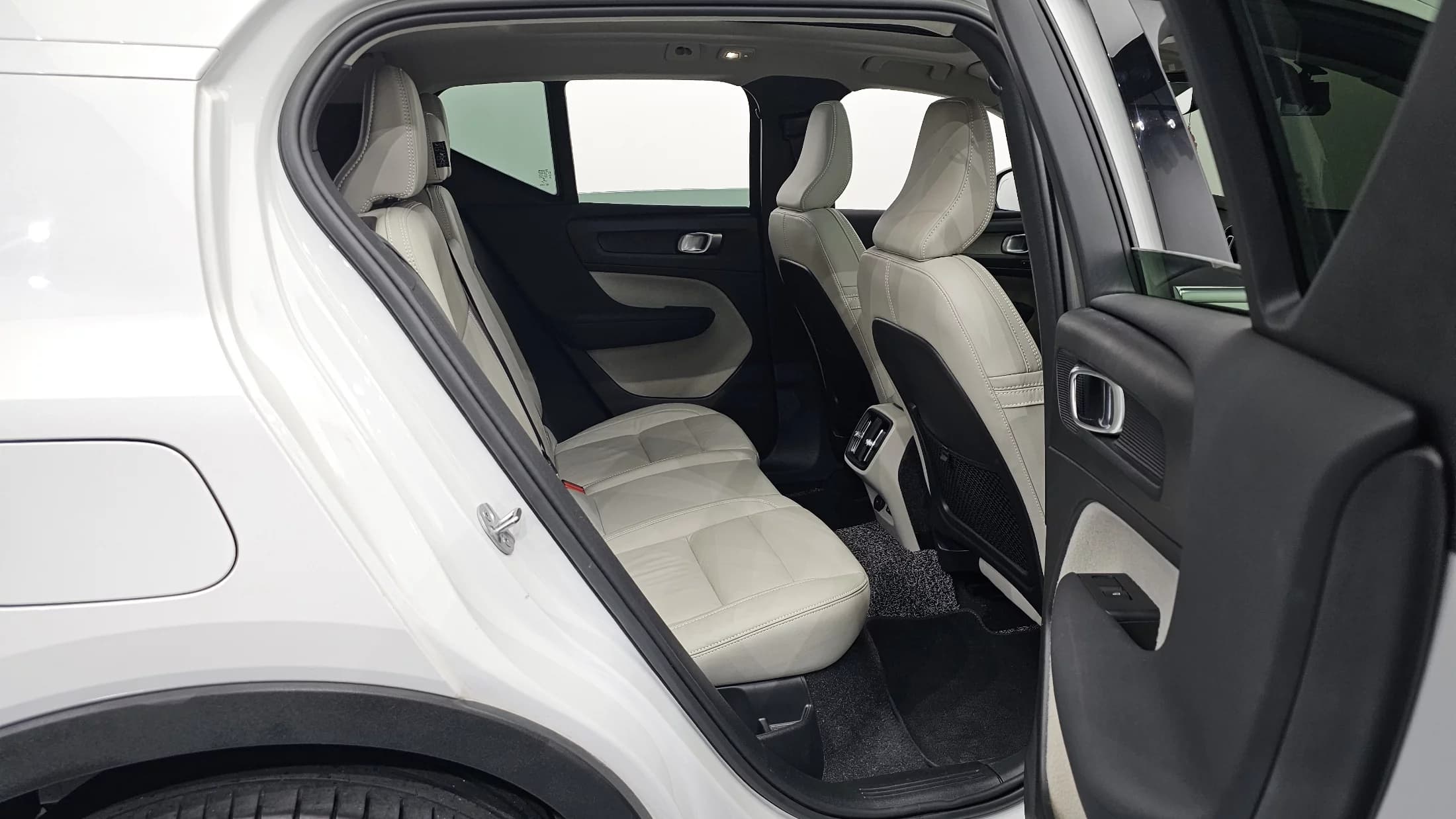 Volvo XC40 B4 Ultimate Bright, 2022 г. 31338 км. — фото 12