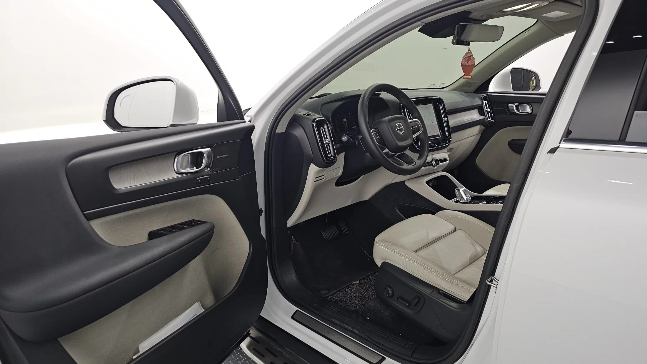 Volvo XC40 B4 Ultimate Bright, 2022 г. 31338 км. — фото 10