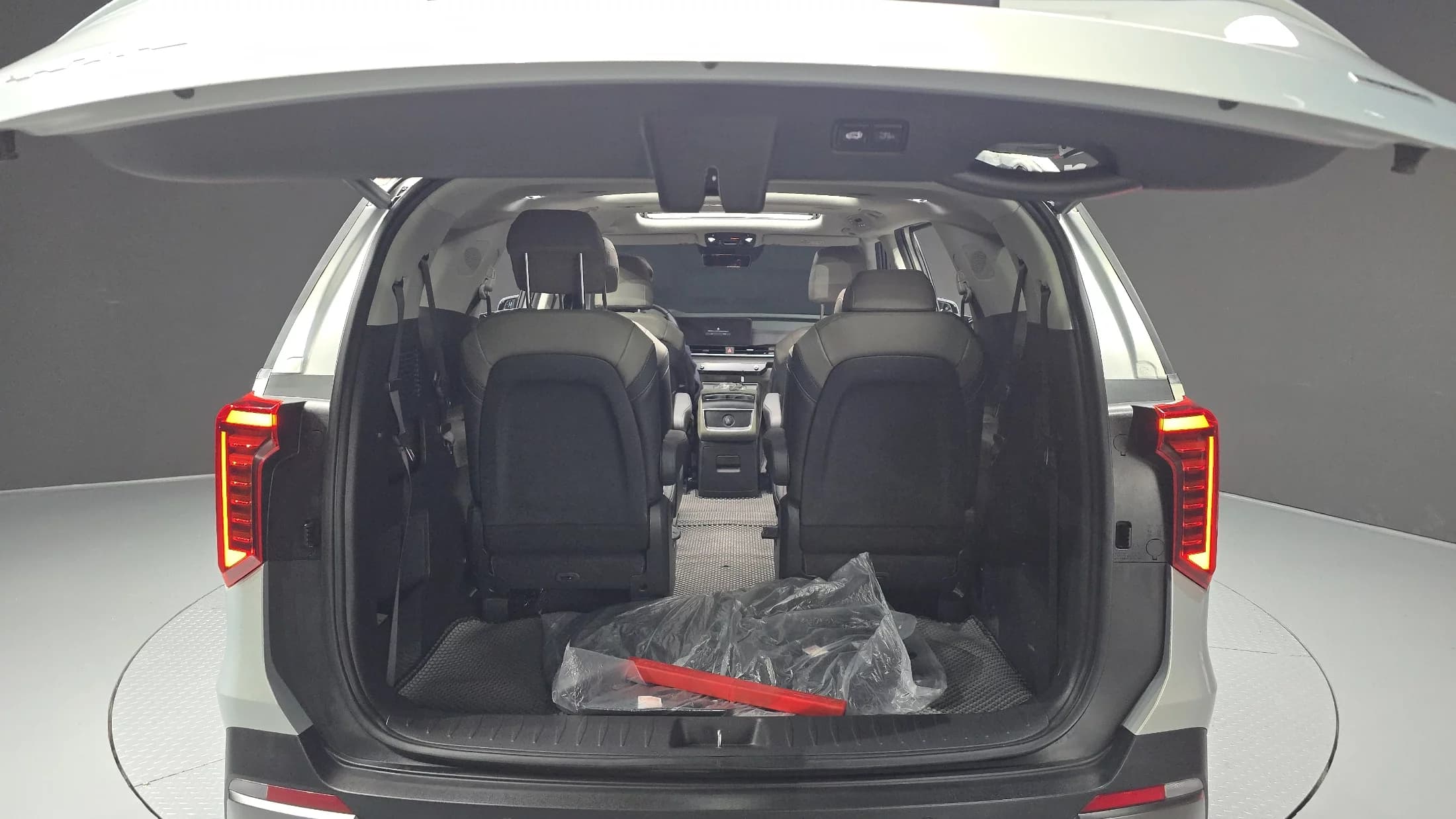Kia Carnival HEV 9seater Nobless, гибрид, 2024 г. 15711 км. — фото 20