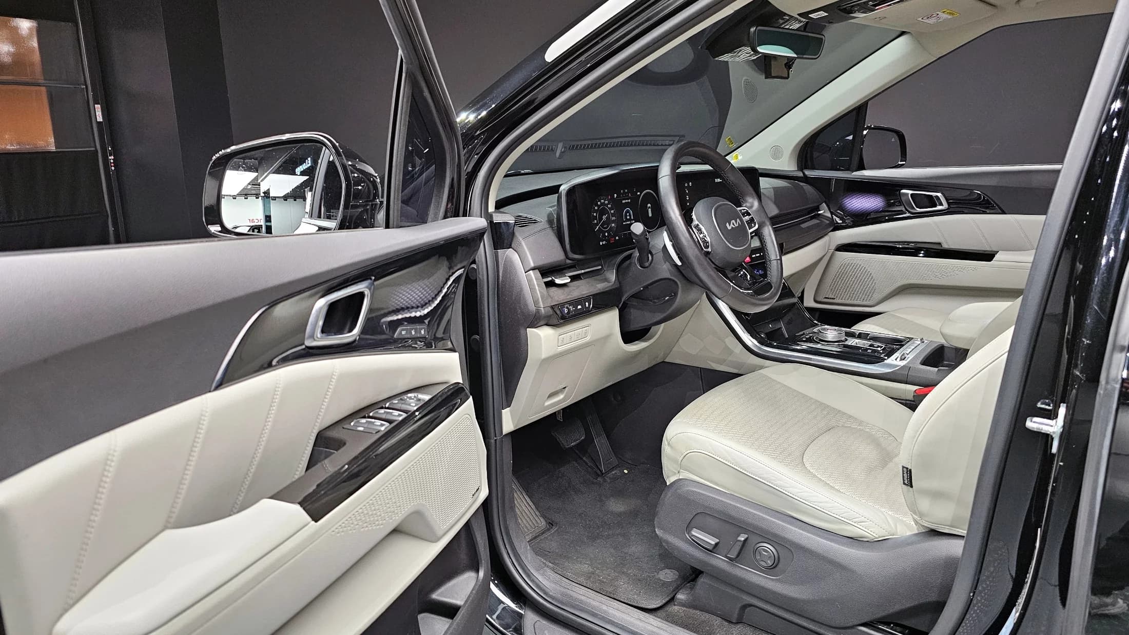Kia Carnival Gasoline 9-Seater Signature, 2022 г. 62991 км. — фото 11