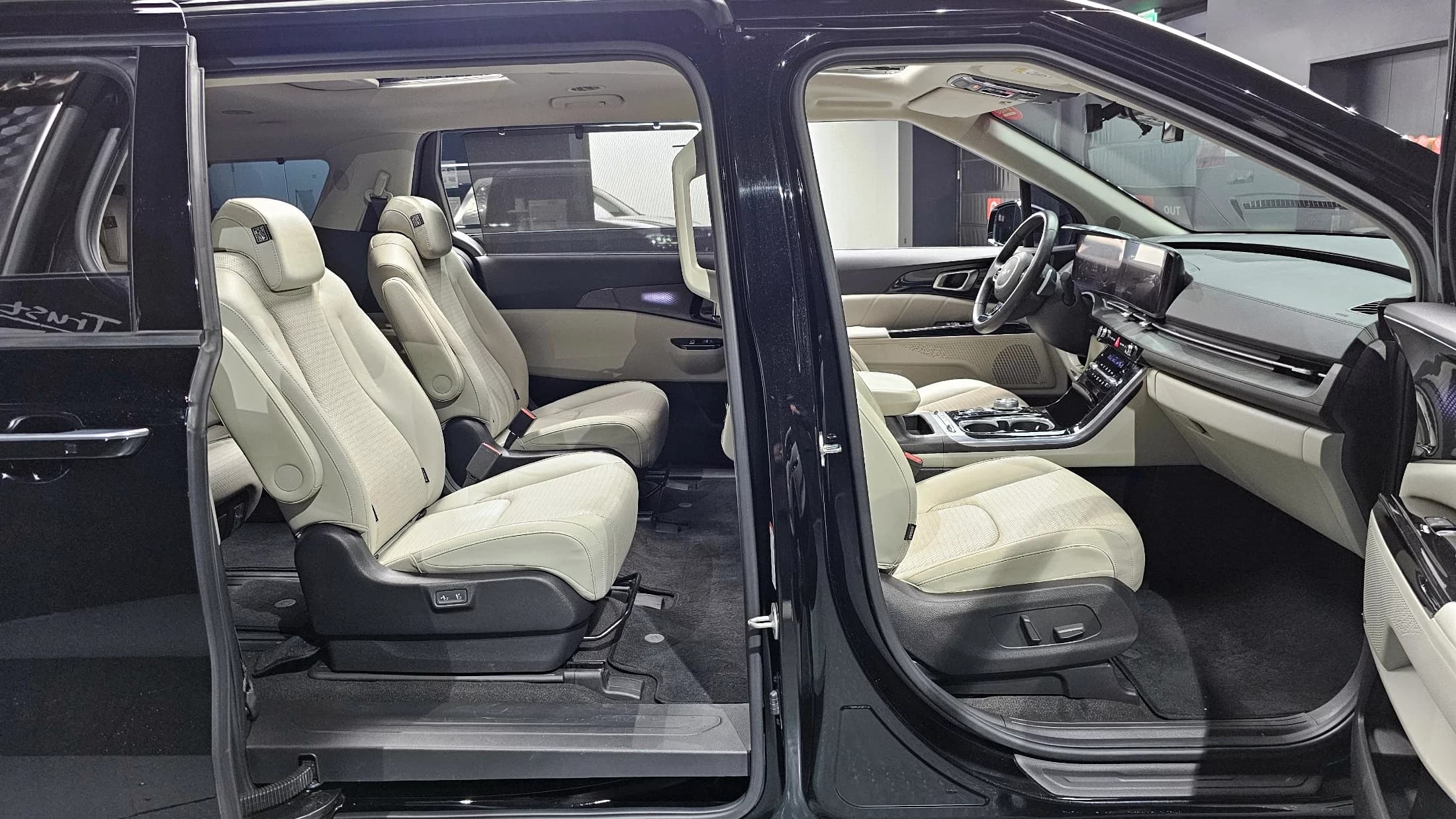 Kia Carnival Gasoline 9-Seater Signature, 2022 г. 62991 км. — фото 10