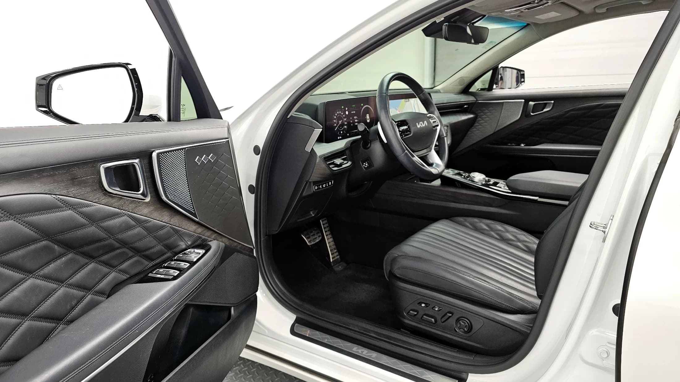 Kia K8 2.5 Gasoline 2WD Signature, 2023 г. 27945 км. — фото 12