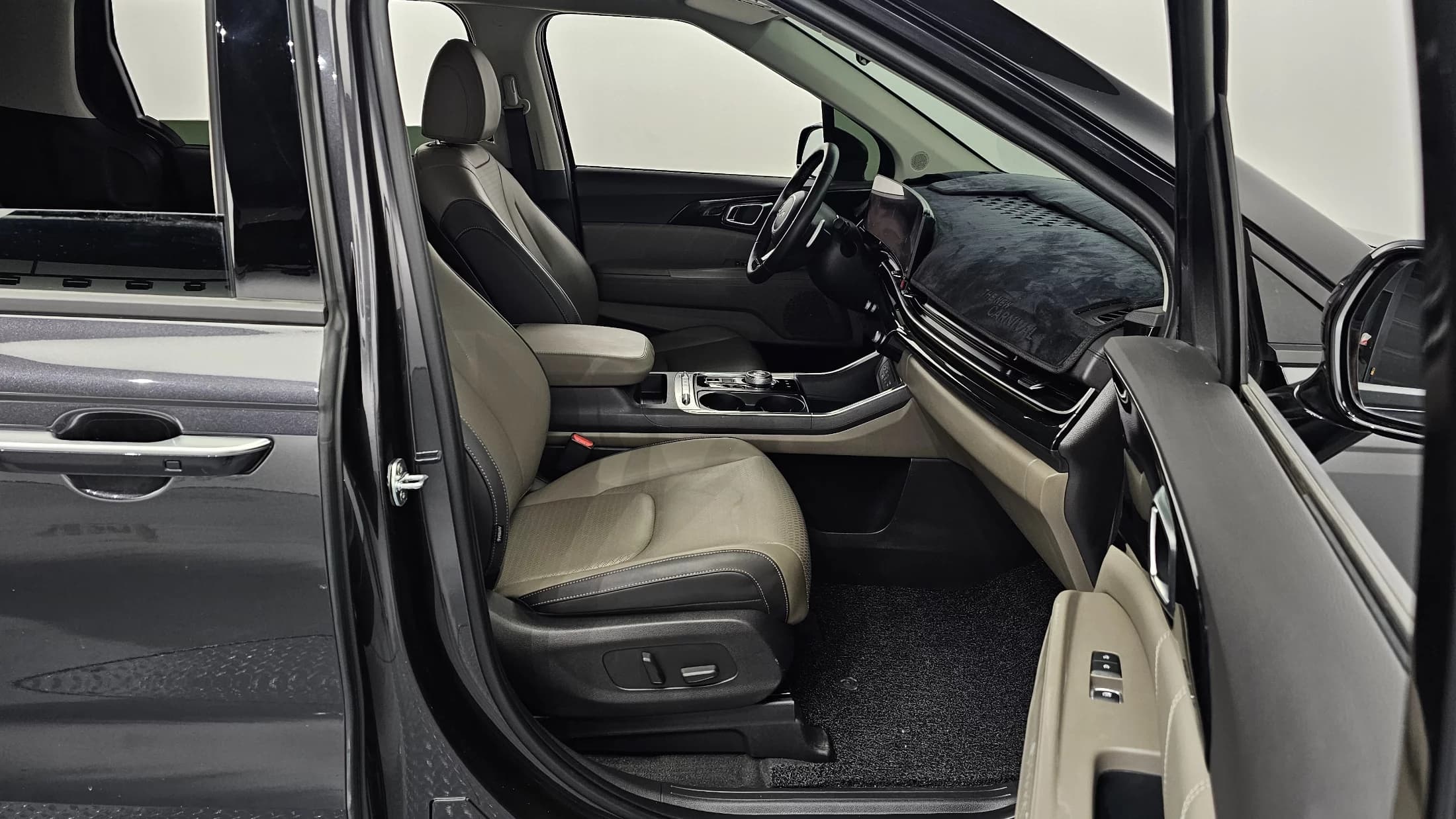 Kia Carnival Gasoline 7-Seater Signature, 2024 г. 26833 км. — фото 11
