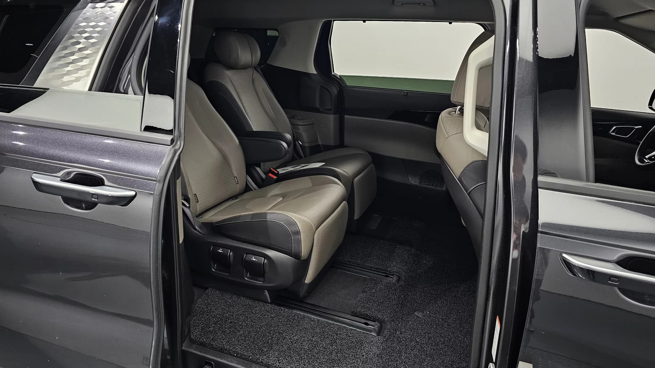 Kia Carnival Gasoline 7-Seater Signature, 2024 г. 26833 км. — фото 12