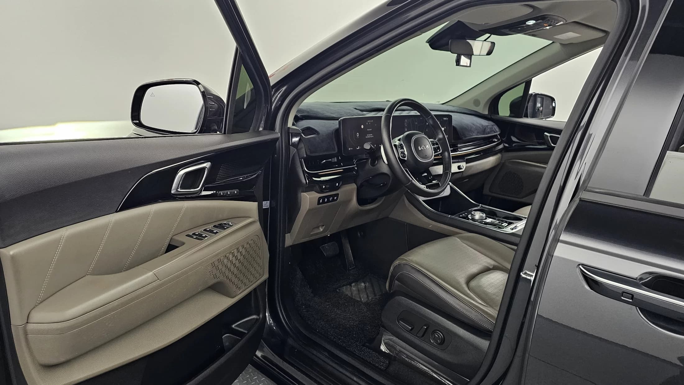 Kia Carnival Gasoline 7-Seater Signature, 2024 г. 26833 км. — фото 10