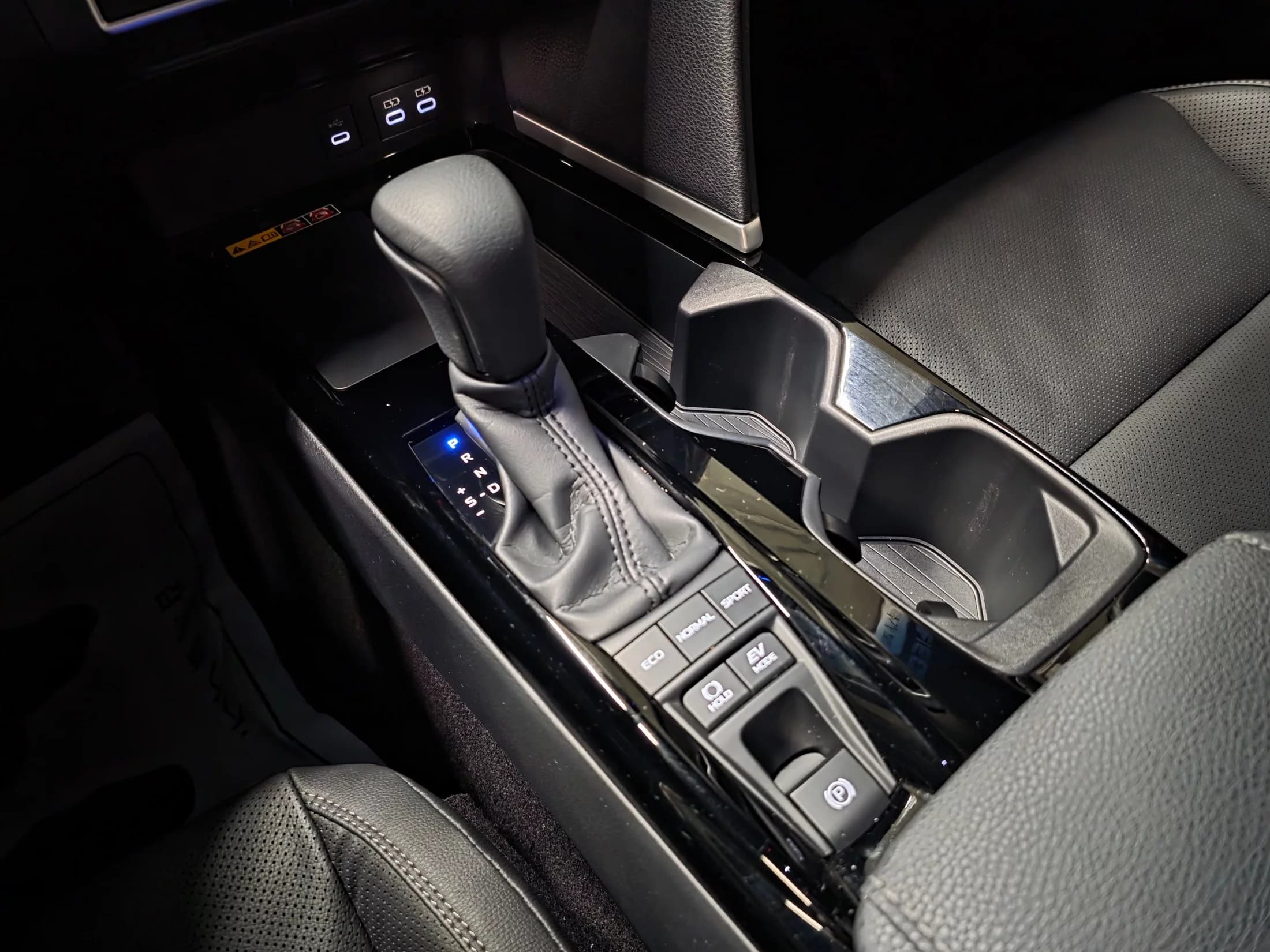 Toyota CAMRY 2.5 XLE Hybrid, гибрид, 2025 г. 5933 км. — фото 9