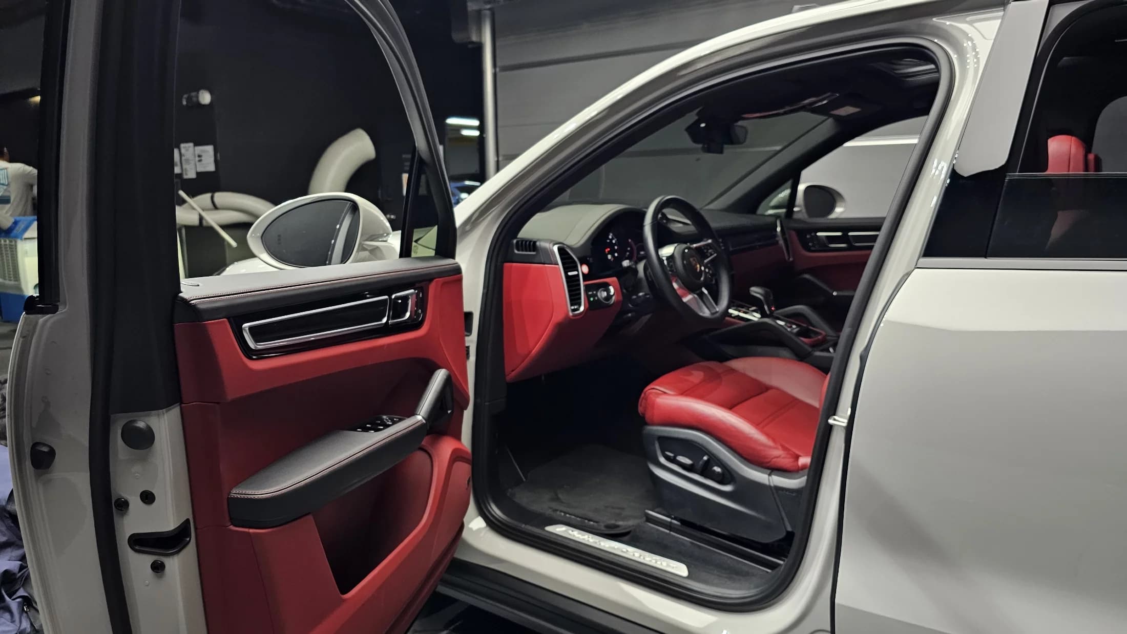 Porsche CAYENNE 3.0 PLATINUM EDITION, 2023 г. 34915 км. — фото 11