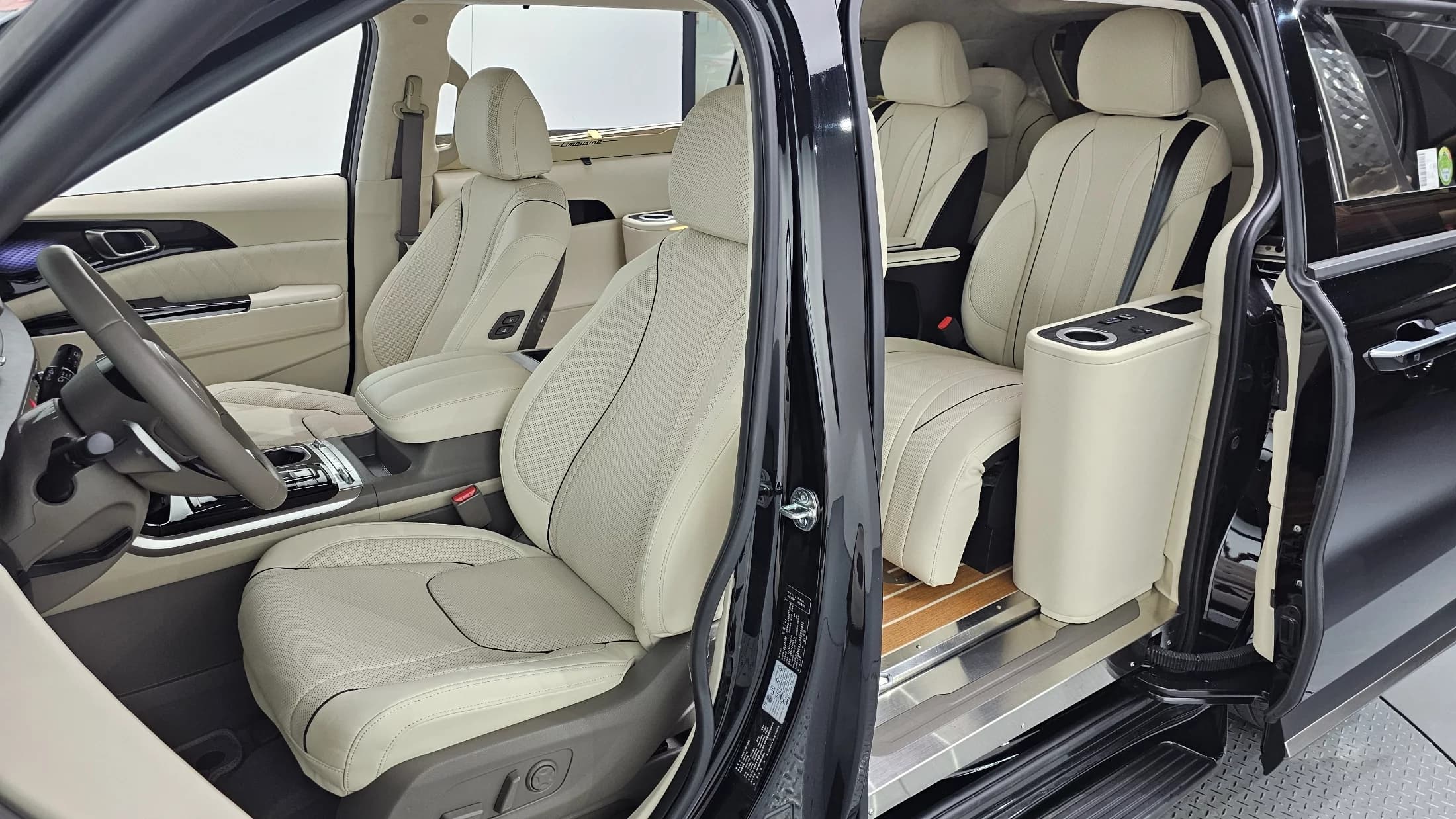 Kia Carnival Gasoline 9-seater Limousine(Special vehicle), 2023 г. 15492 км. — фото 12