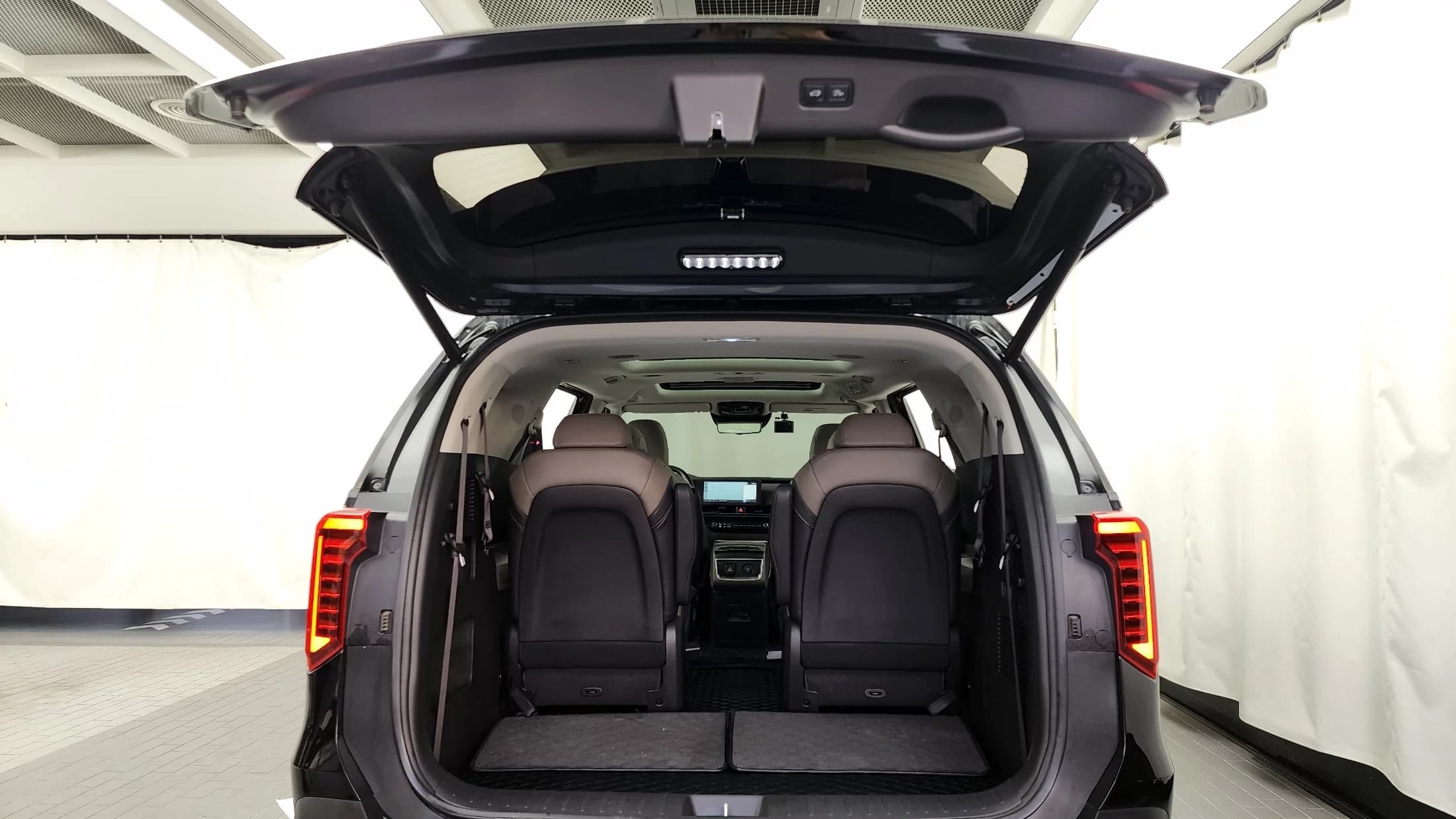 Kia Carnival HEV 9seater Gravity, гибрид, 2024 г. 23368 км. — фото 20