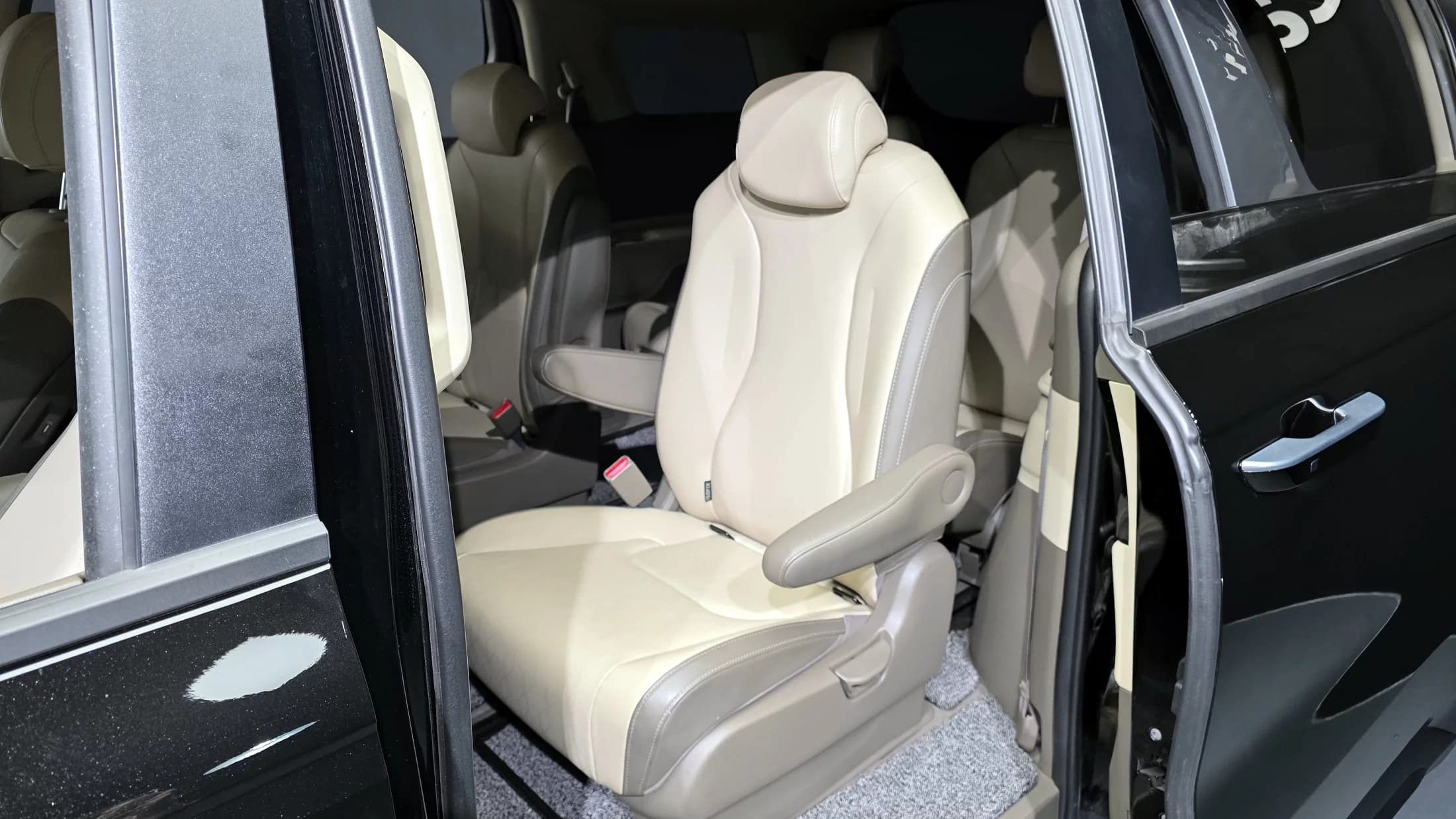 Kia Carnival 9-Seater Prestige, 2021 г. 76142 км. — фото 11