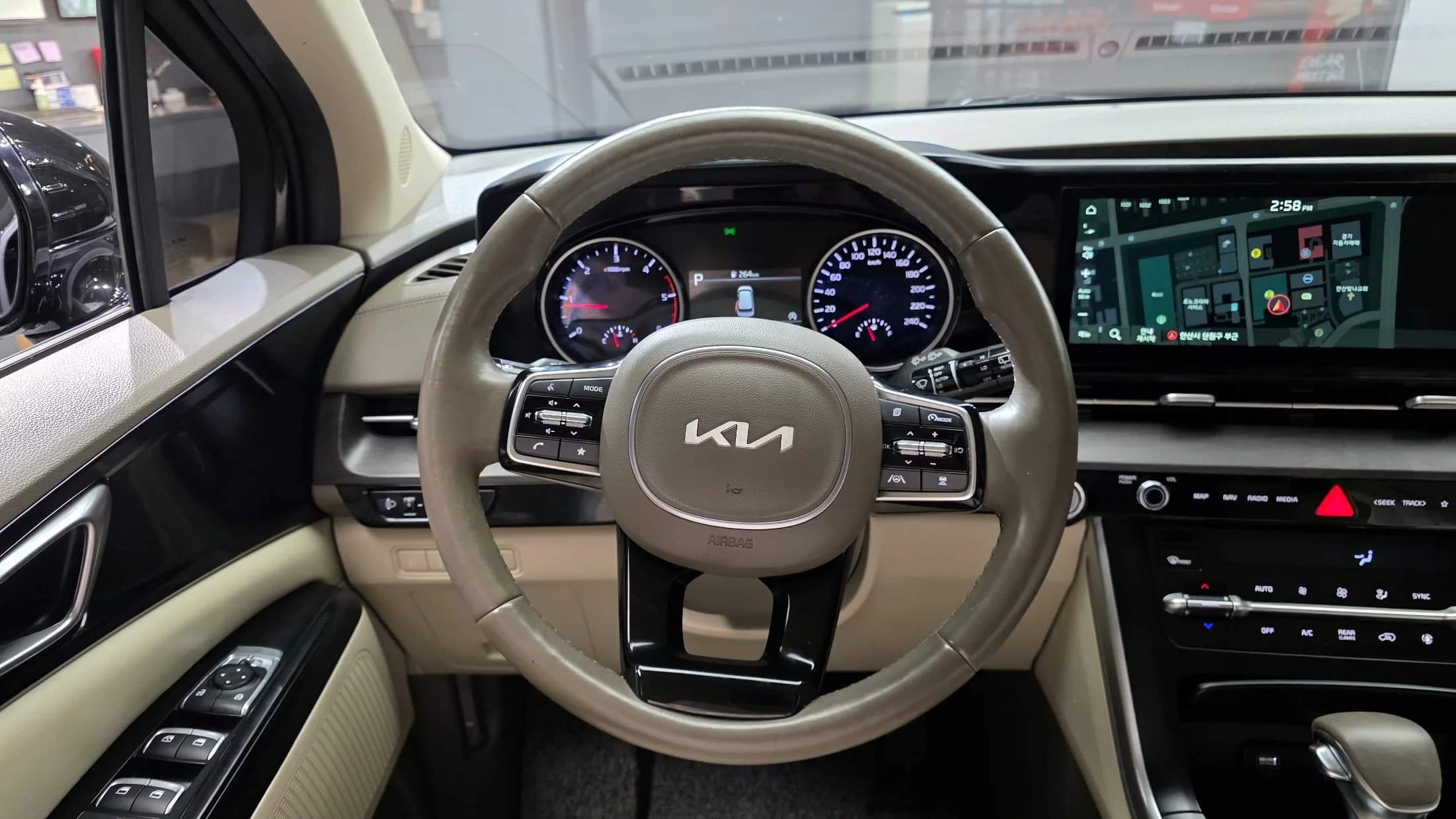 Kia Carnival 9-Seater Prestige, 2021 г. 76142 км. — фото 13