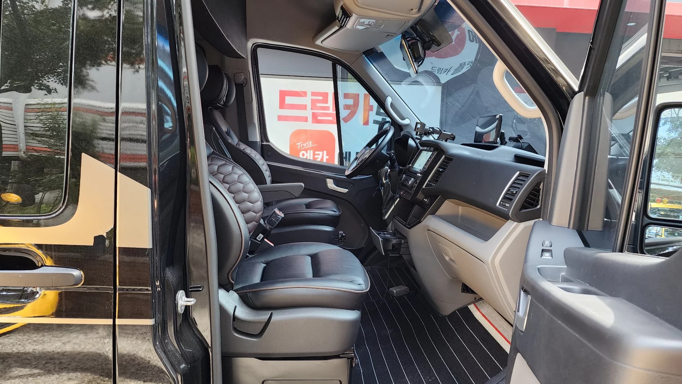 Hyundai H1 15-seater Luxury, 2023 г. 23514 км. — фото 11