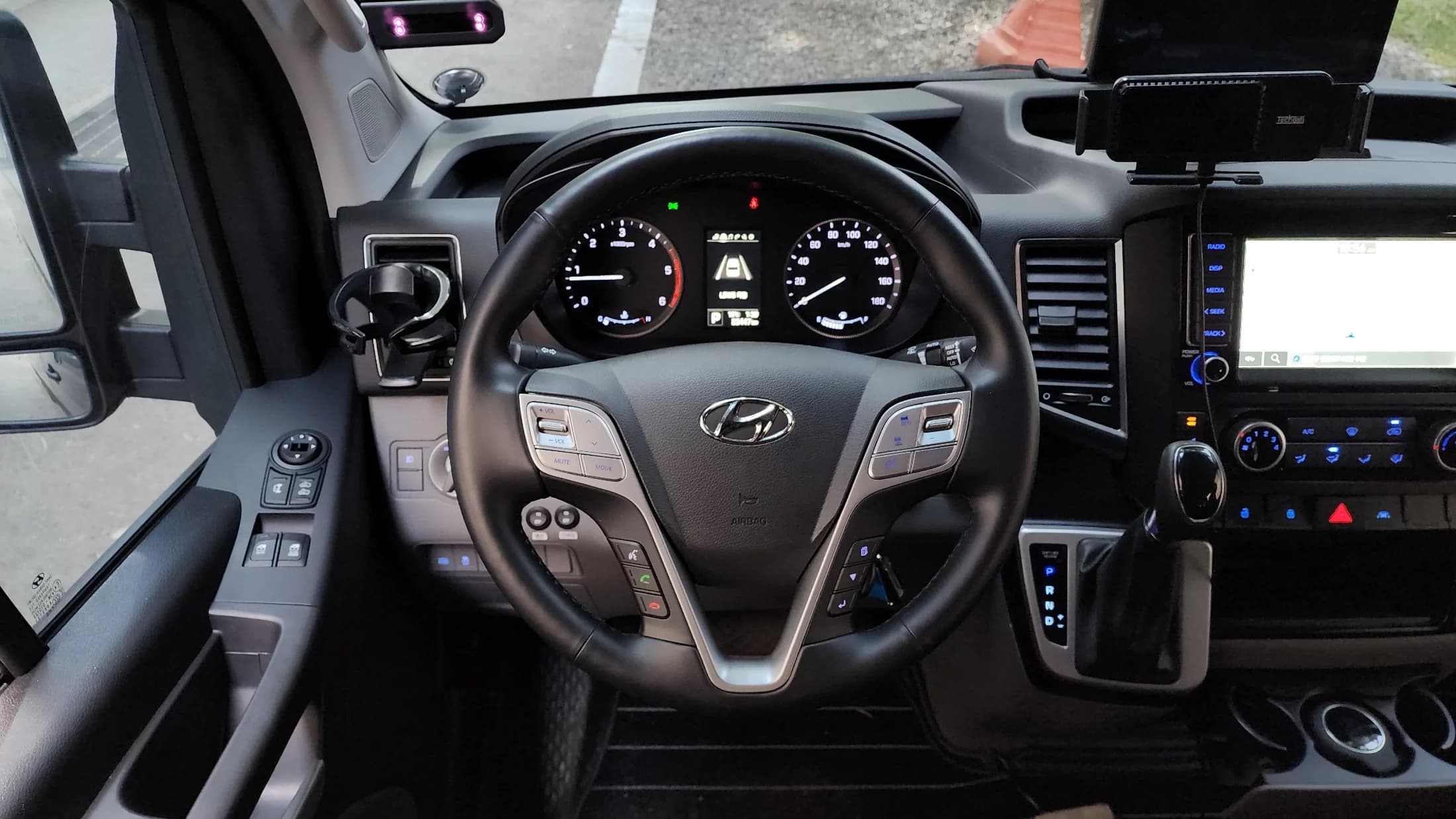 Hyundai H1 15-seater Luxury, 2023 г. 23514 км. — фото 13
