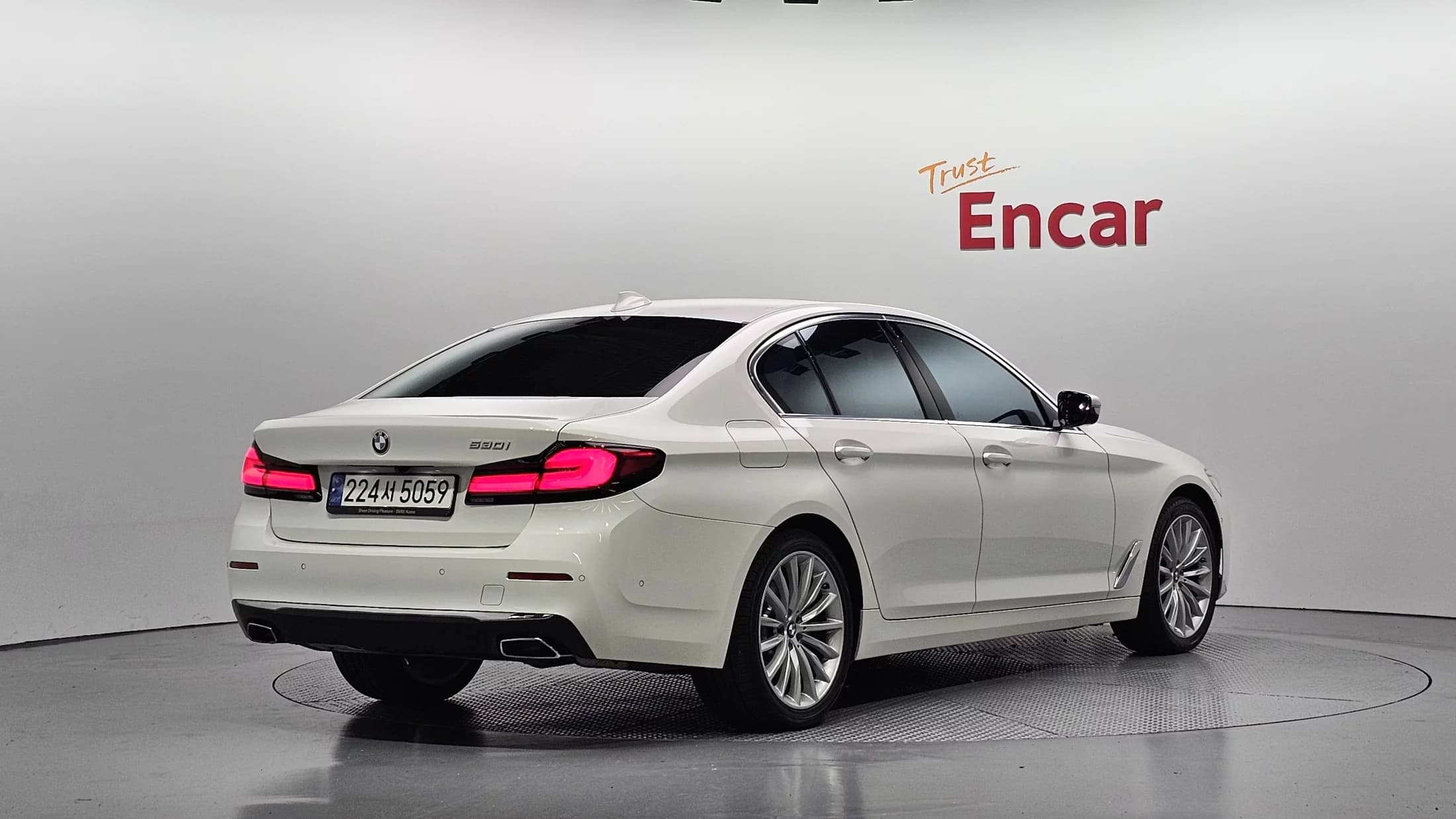 BMW 5-Series 530i Luxury, 2023 г. 69864 км. — фото 2