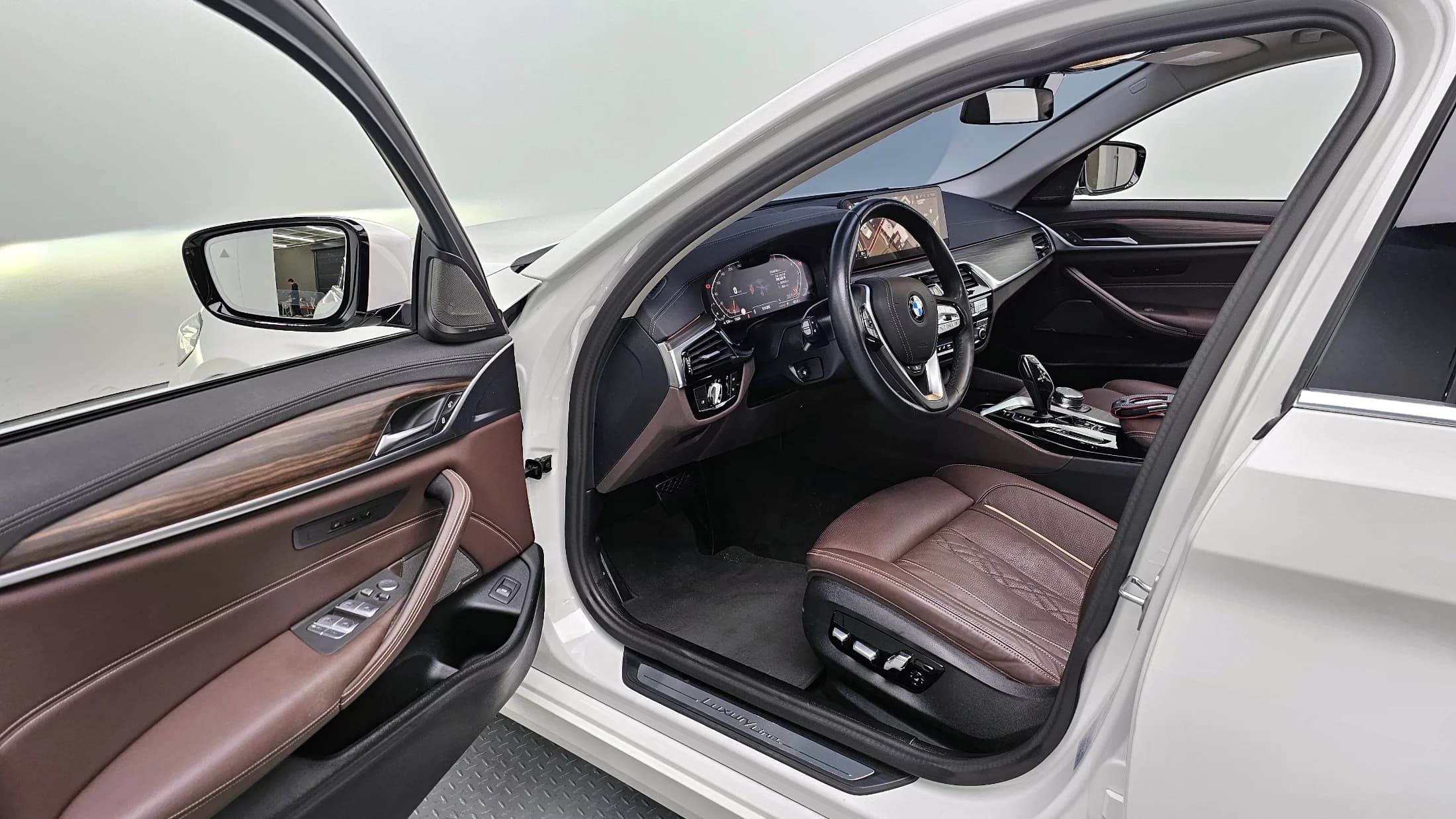 BMW 5-Series 530i Luxury, 2023 г. 69864 км. — фото 10