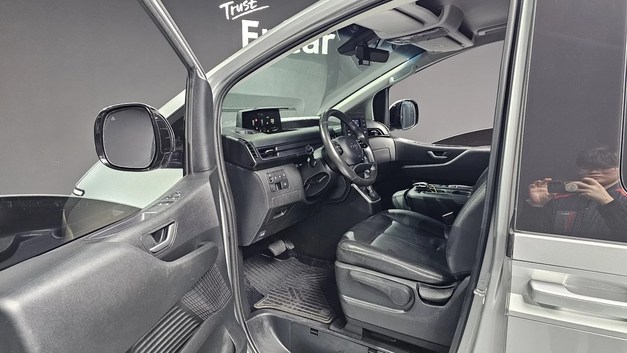 Hyundai Staria Tourer 11-Seater Modern, 2022 г. 75430 км. — фото 11