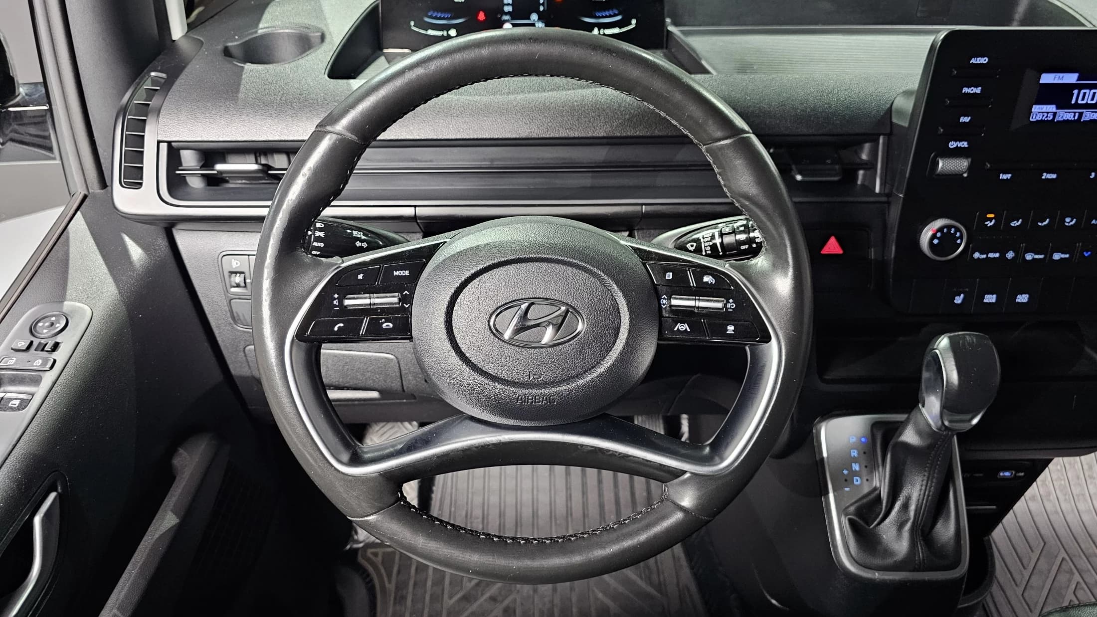 Hyundai Staria Tourer 11-Seater Modern, 2022 г. 75430 км. — фото 14