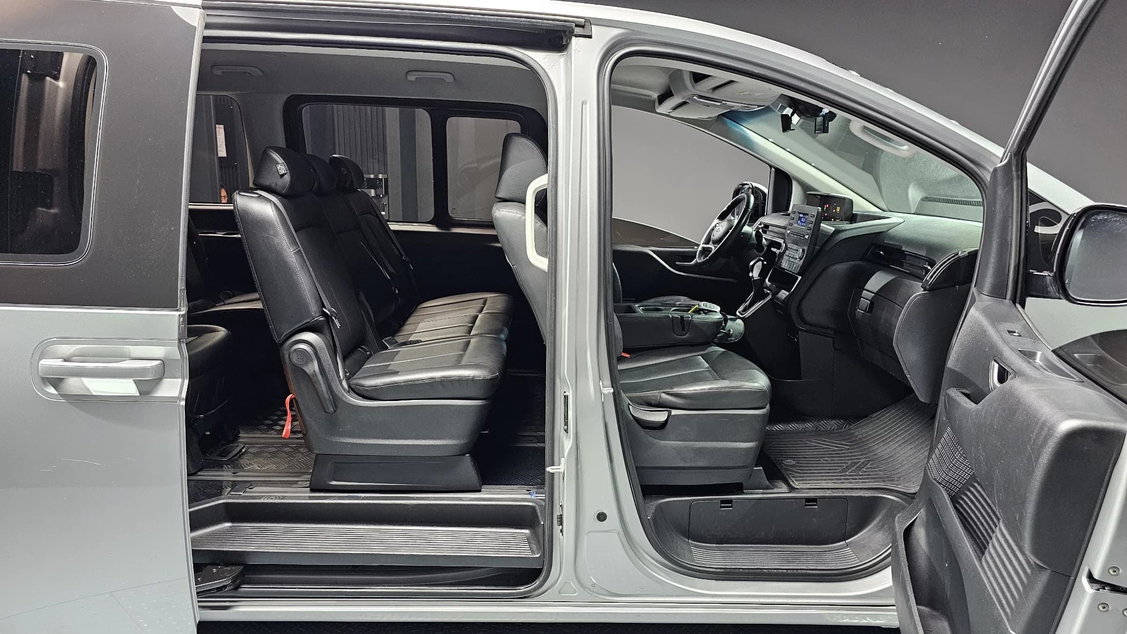 Hyundai Staria Tourer 11-Seater Modern, 2022 г. 75430 км. — фото 18